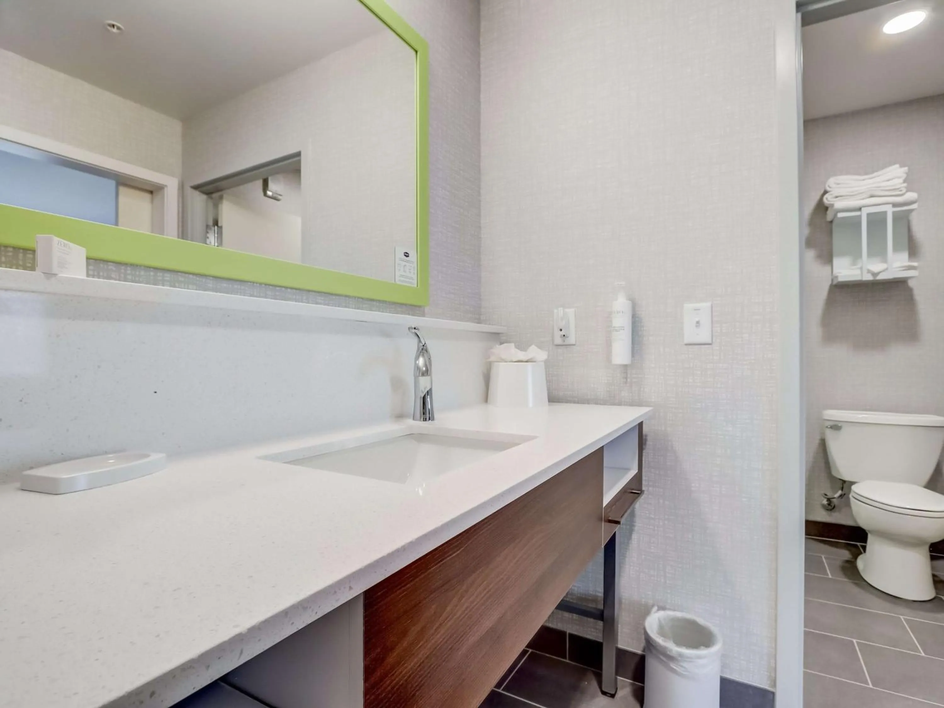 Bathroom in Hampton Inn & Suites Cincinnati Midtown Rookwood