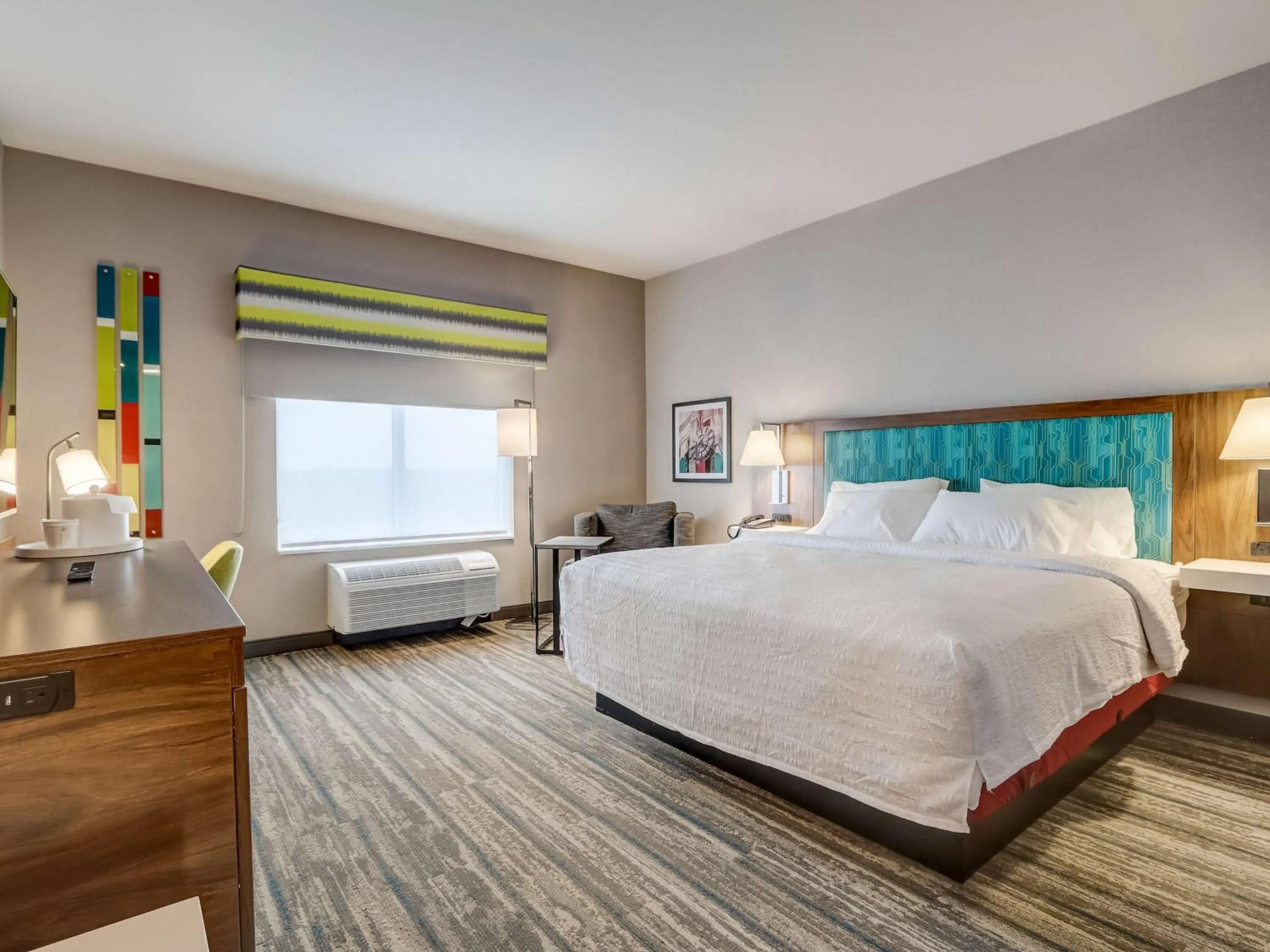 Bed in Hampton Inn & Suites Cincinnati Midtown Rookwood
