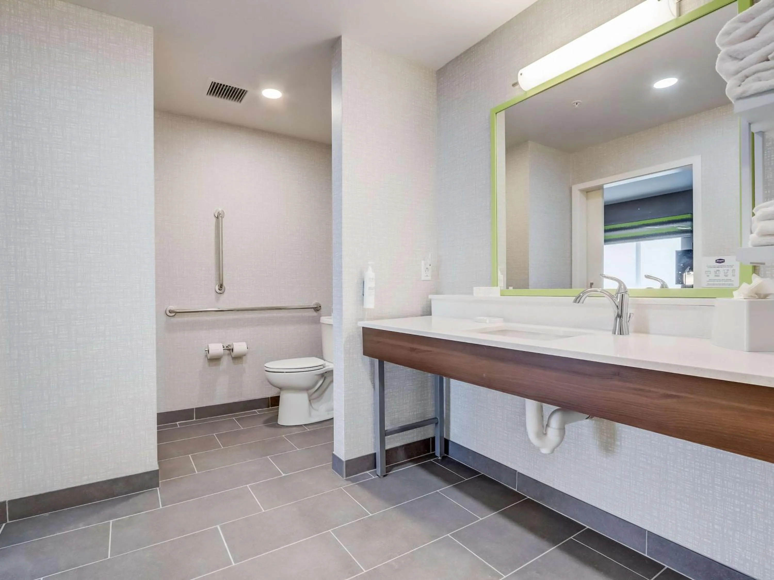 Bathroom in Hampton Inn & Suites Cincinnati Midtown Rookwood