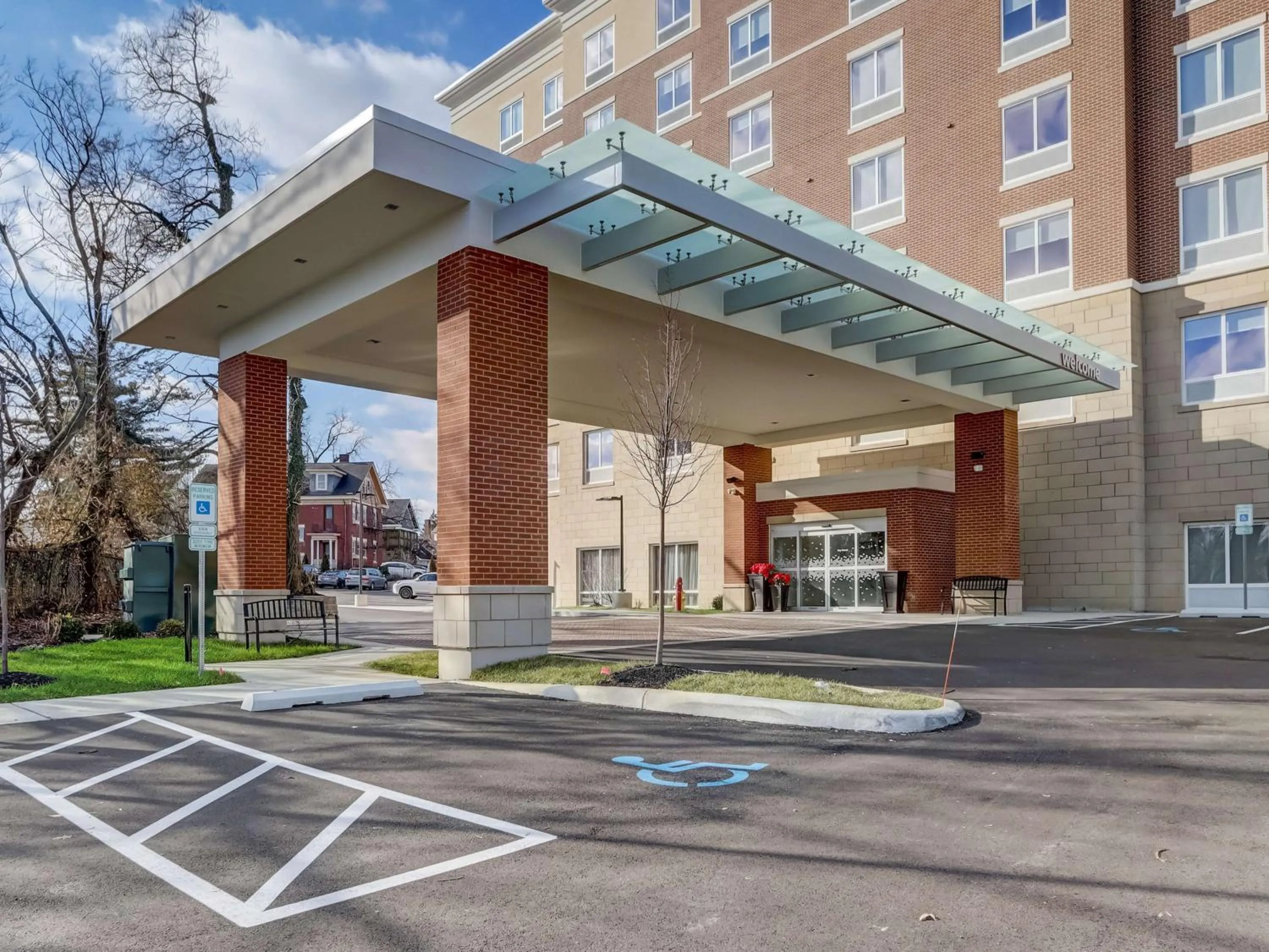 Property building in Hampton Inn & Suites Cincinnati Midtown Rookwood