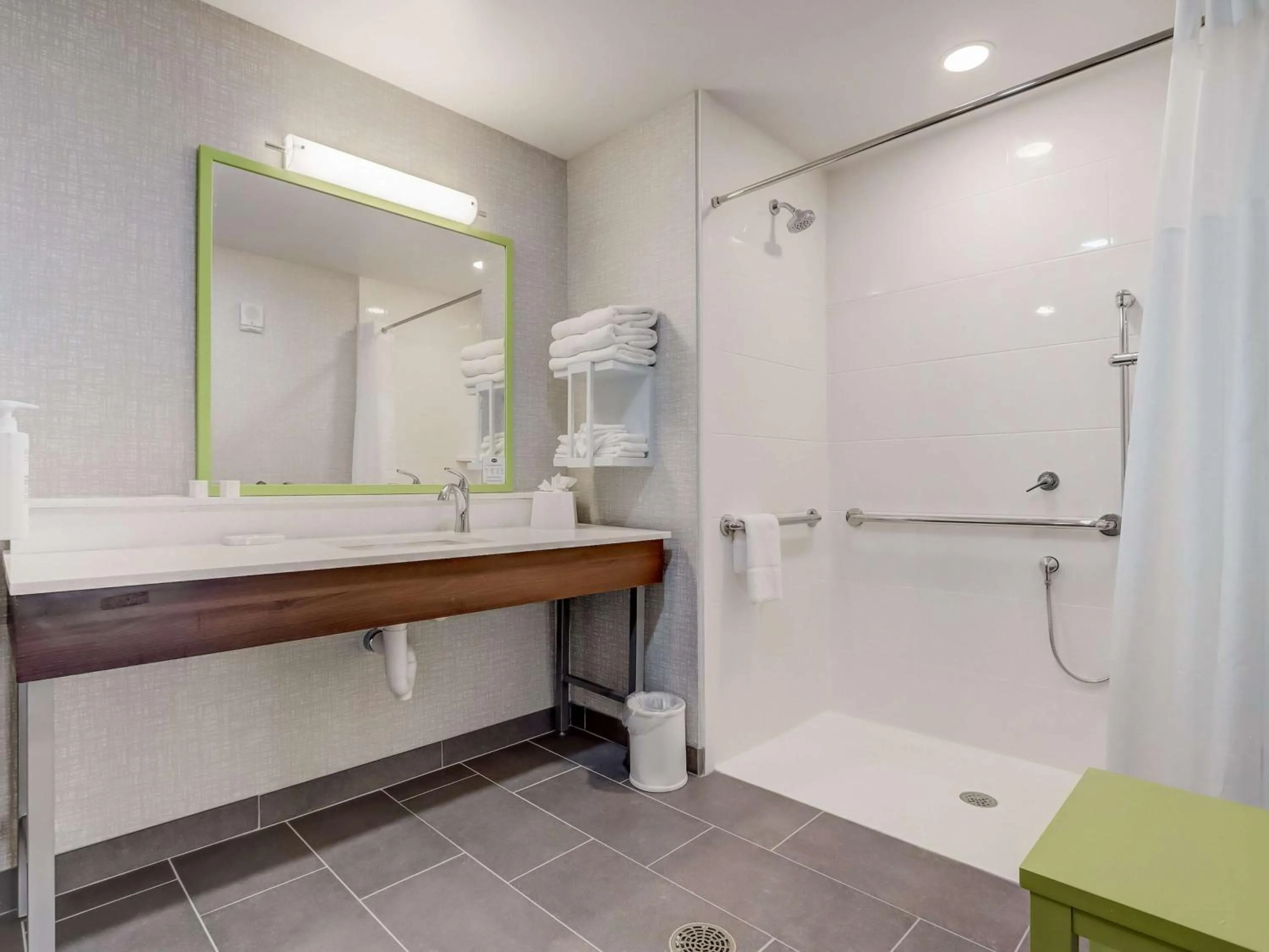 Bathroom in Hampton Inn & Suites Cincinnati Midtown Rookwood