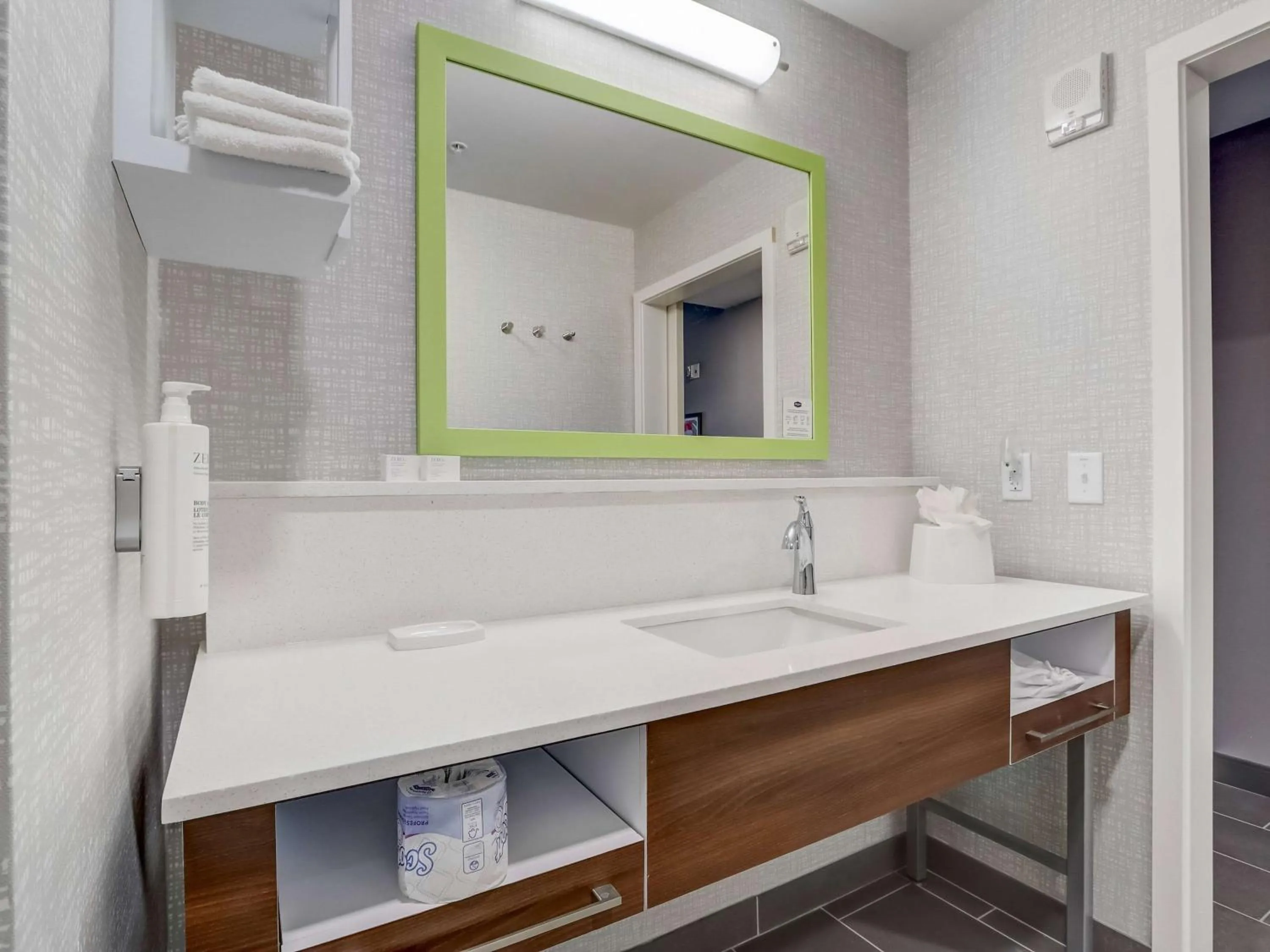 Bathroom in Hampton Inn & Suites Cincinnati Midtown Rookwood