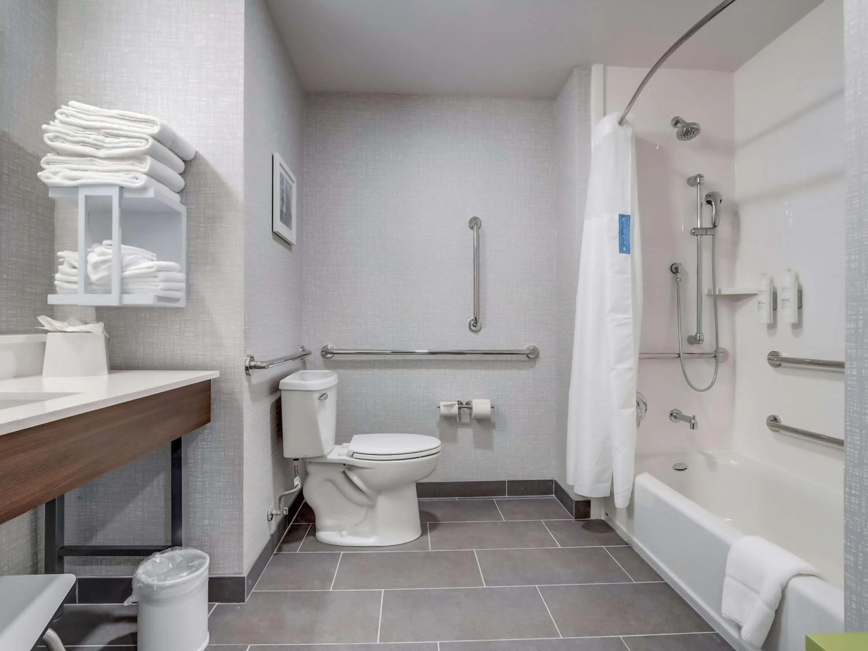 Bathroom in Hampton Inn & Suites Cincinnati Midtown Rookwood