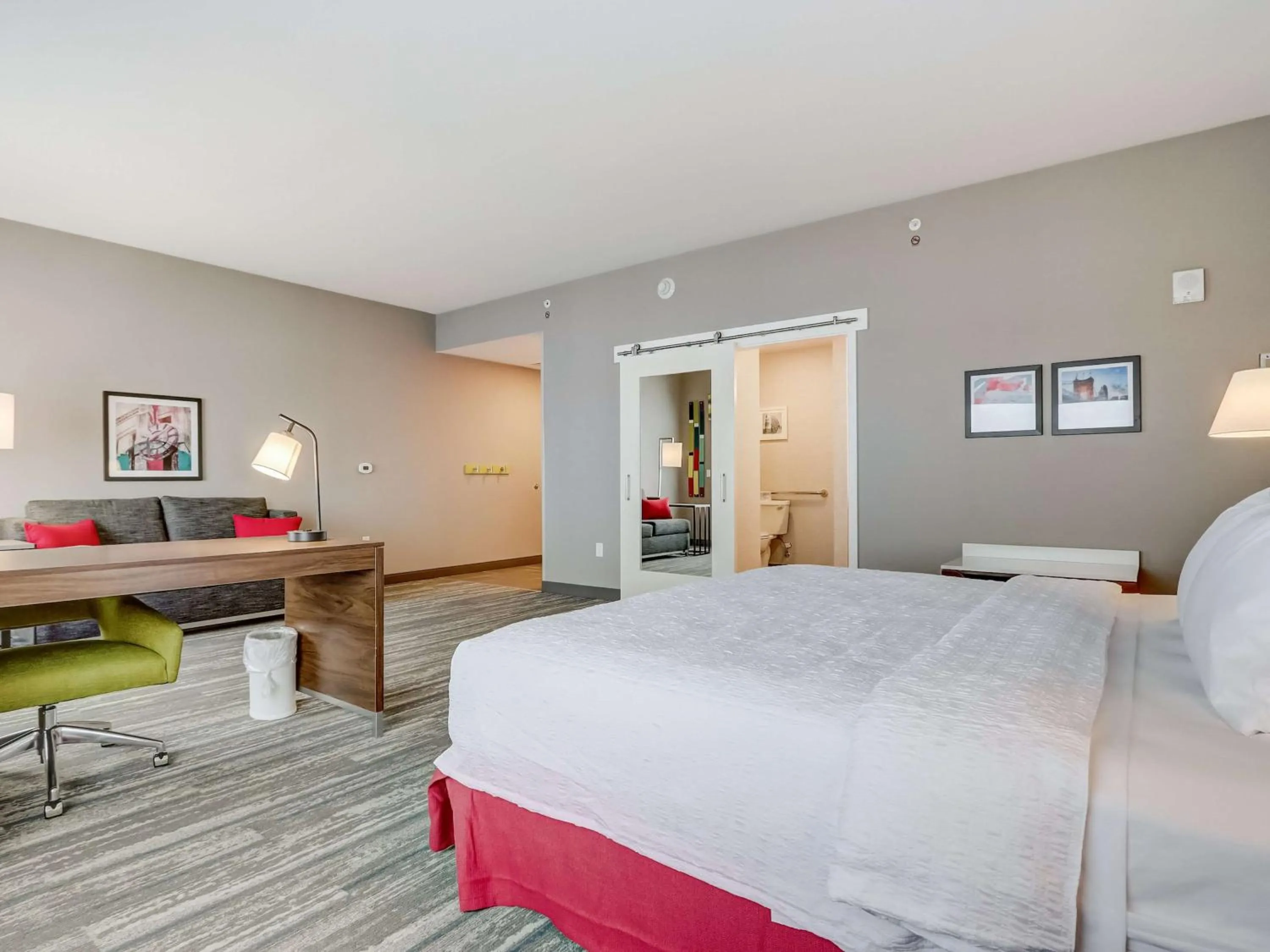 Bedroom, Bed in Hampton Inn & Suites Cincinnati Midtown Rookwood