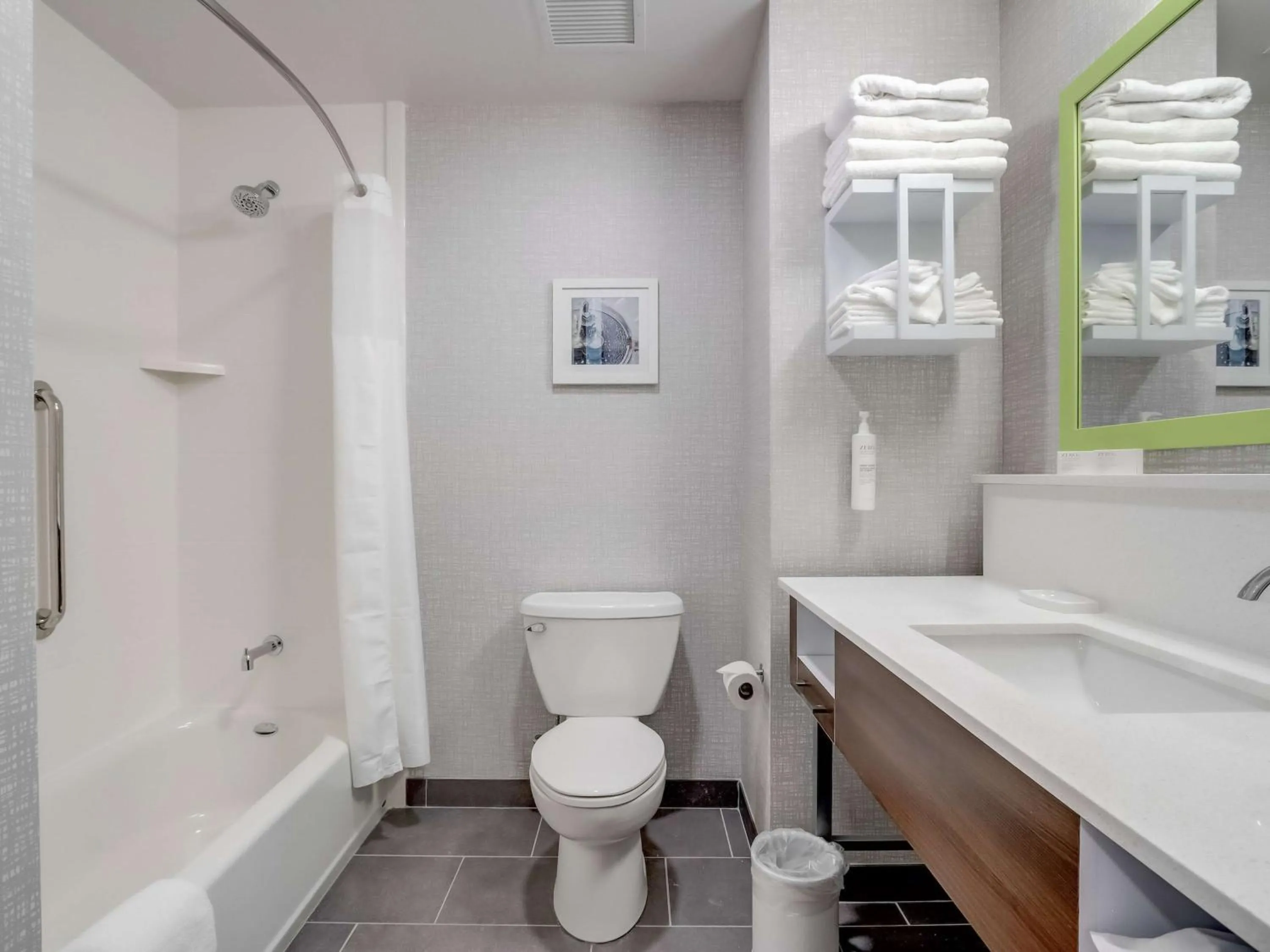 Bathroom in Hampton Inn & Suites Cincinnati Midtown Rookwood