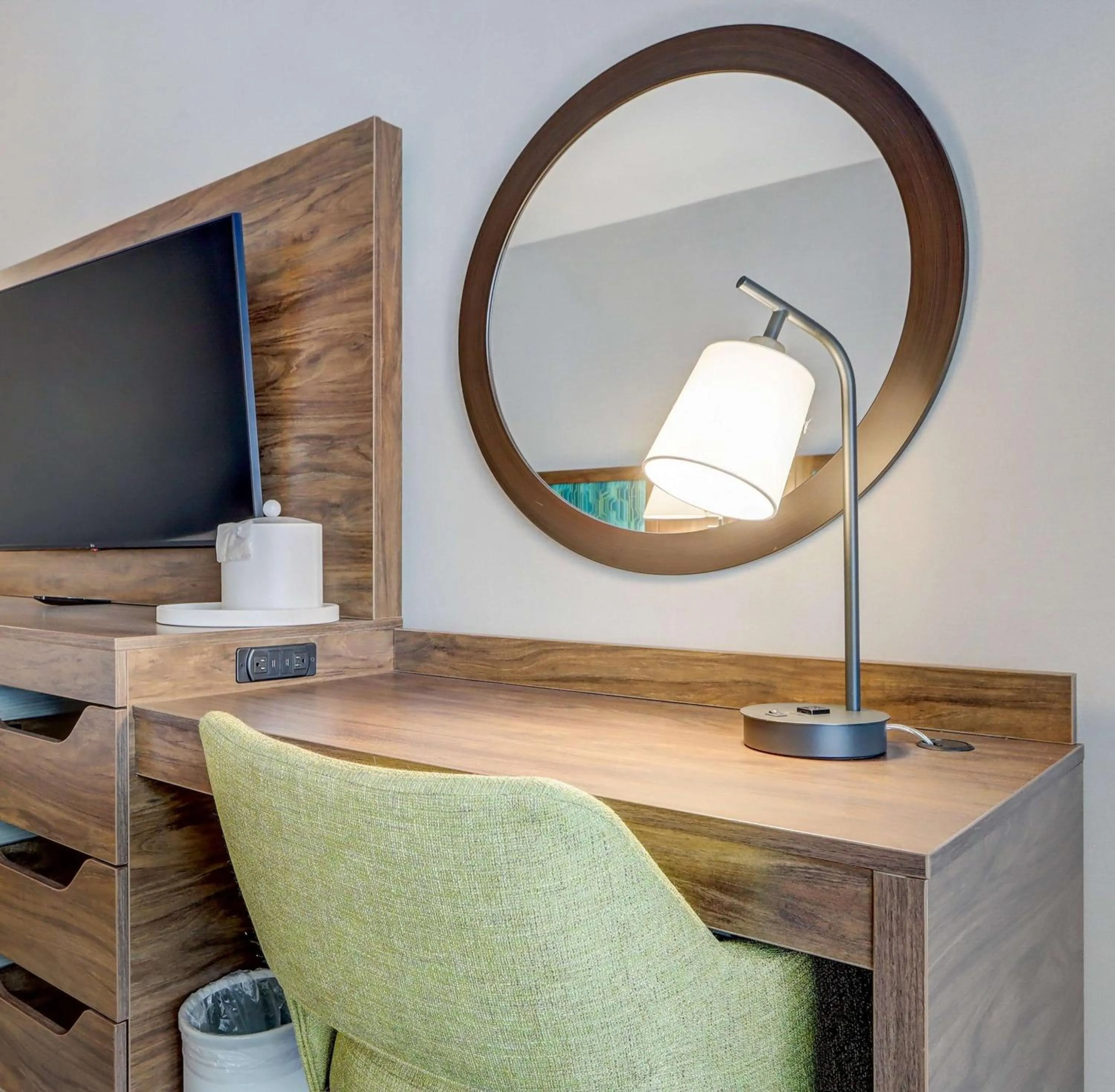 TV and multimedia in Hampton Inn & Suites Cincinnati Midtown Rookwood