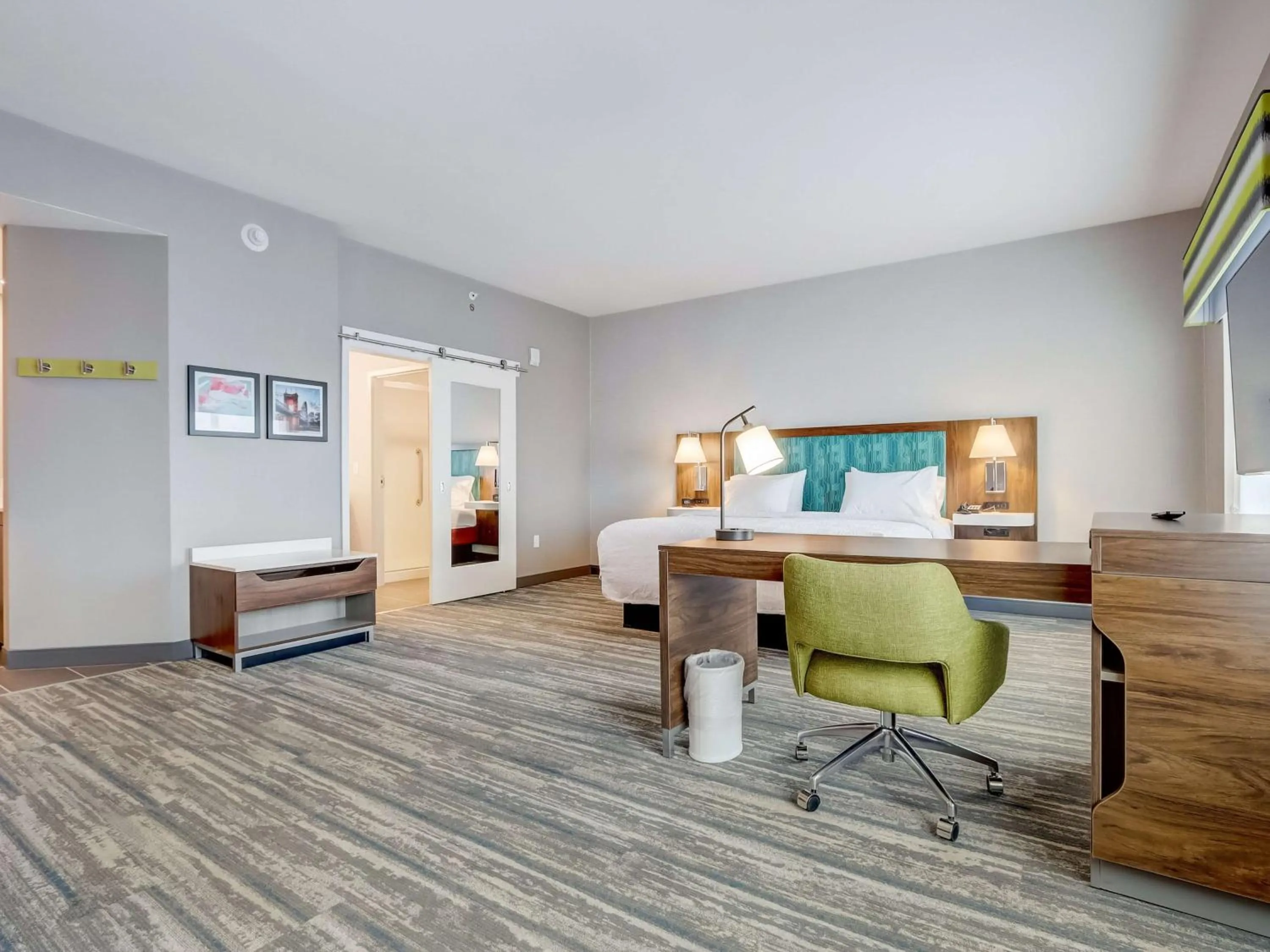 Bedroom, Bed in Hampton Inn & Suites Cincinnati Midtown Rookwood