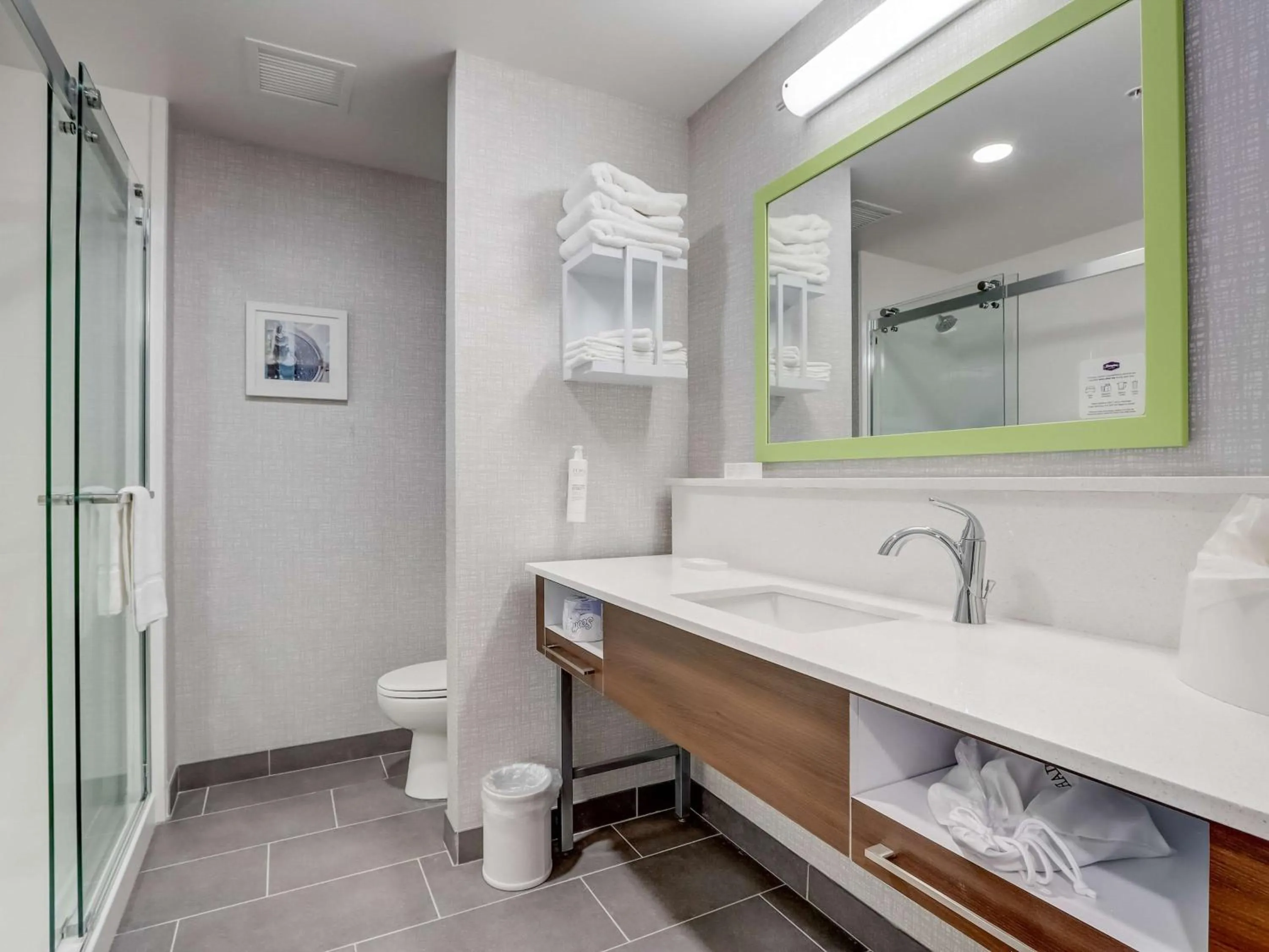 Bathroom in Hampton Inn & Suites Cincinnati Midtown Rookwood