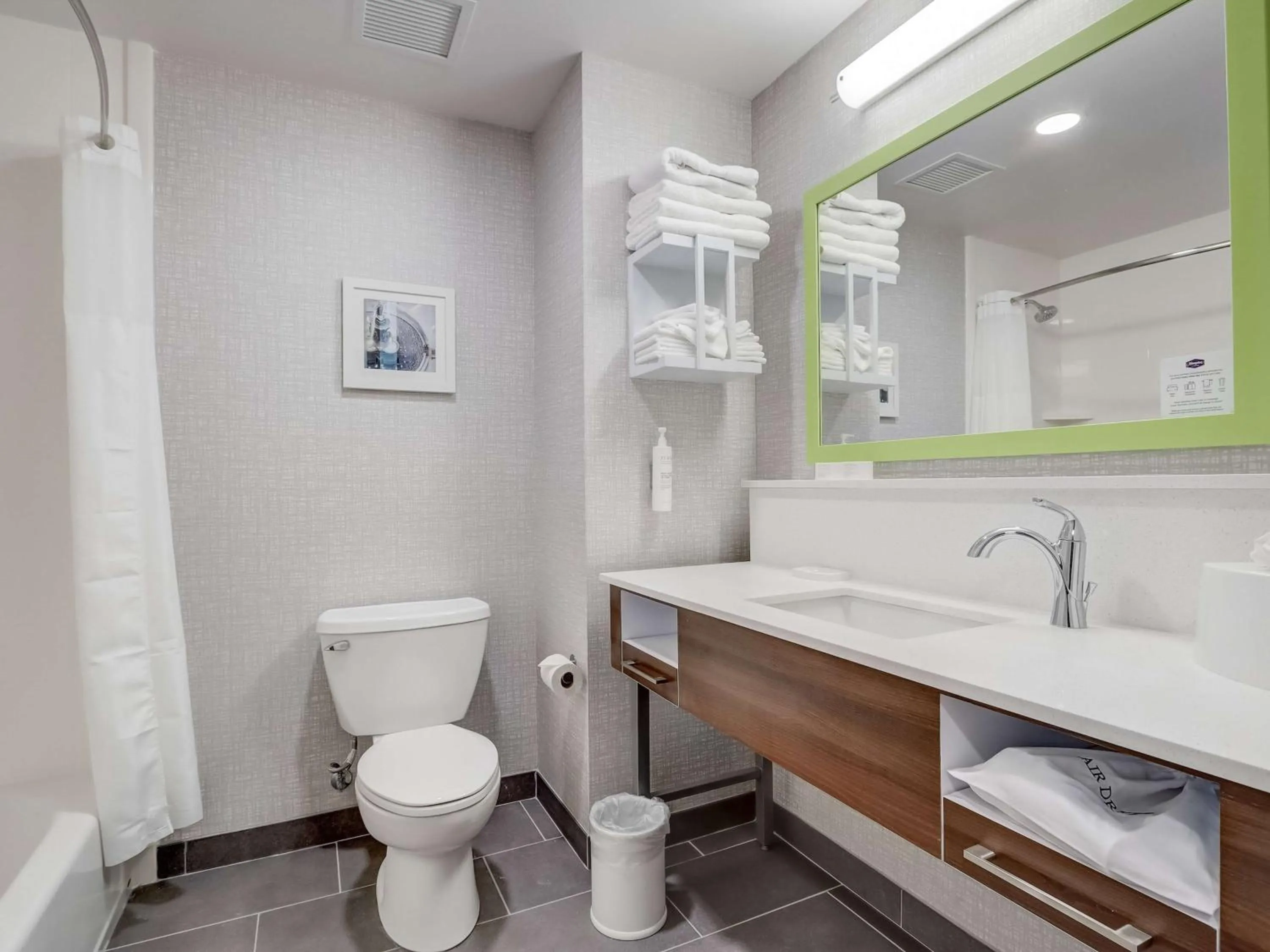 Bathroom in Hampton Inn & Suites Cincinnati Midtown Rookwood