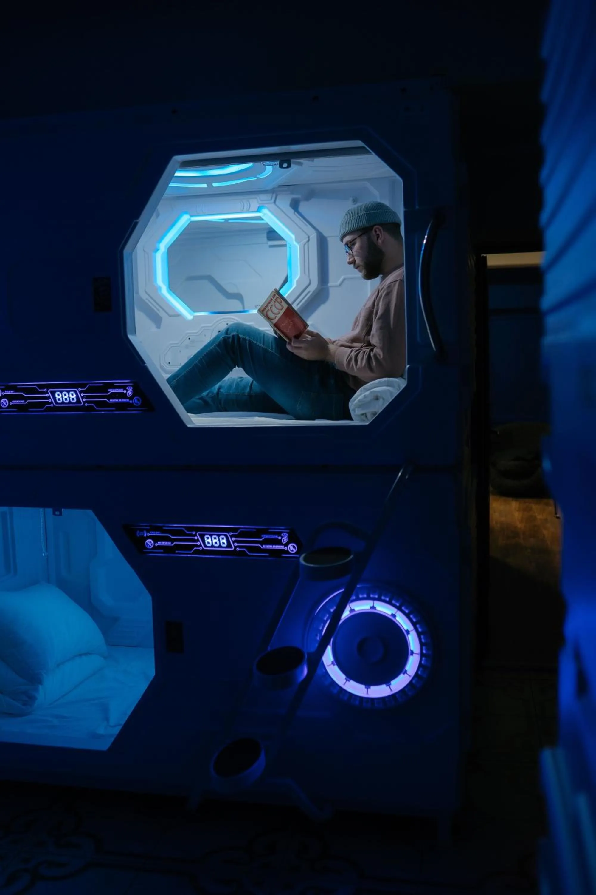 People in Capsula hotel