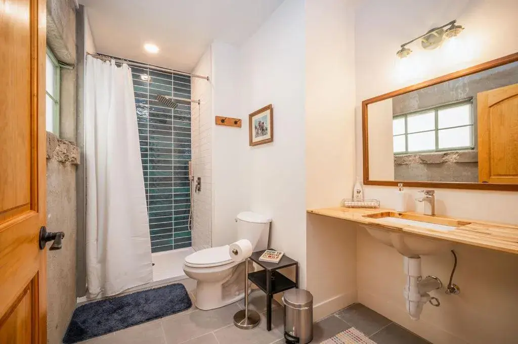 Queen Room with Shared Bathroom in Dolores Bike Hostel Queen Room with Shared Bathroom in Dolores Bike Hostel