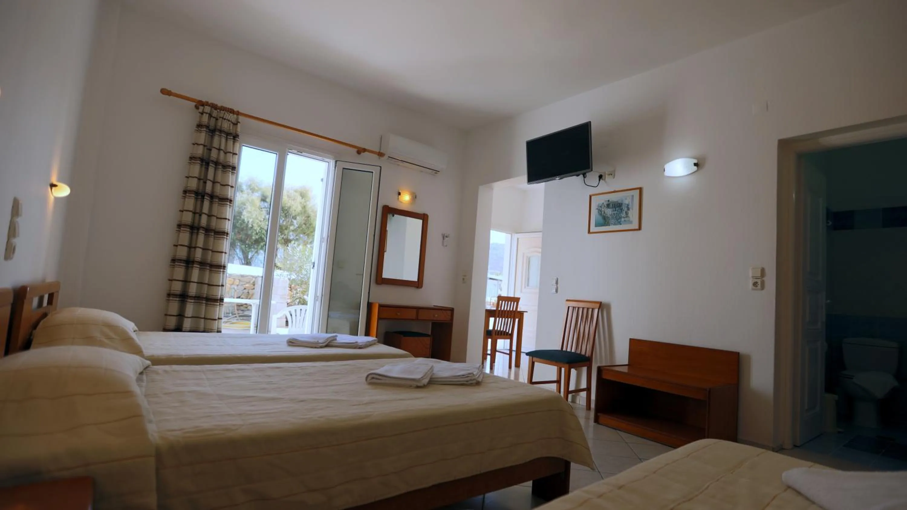 Photo of the whole room, Bed in Peter Studios