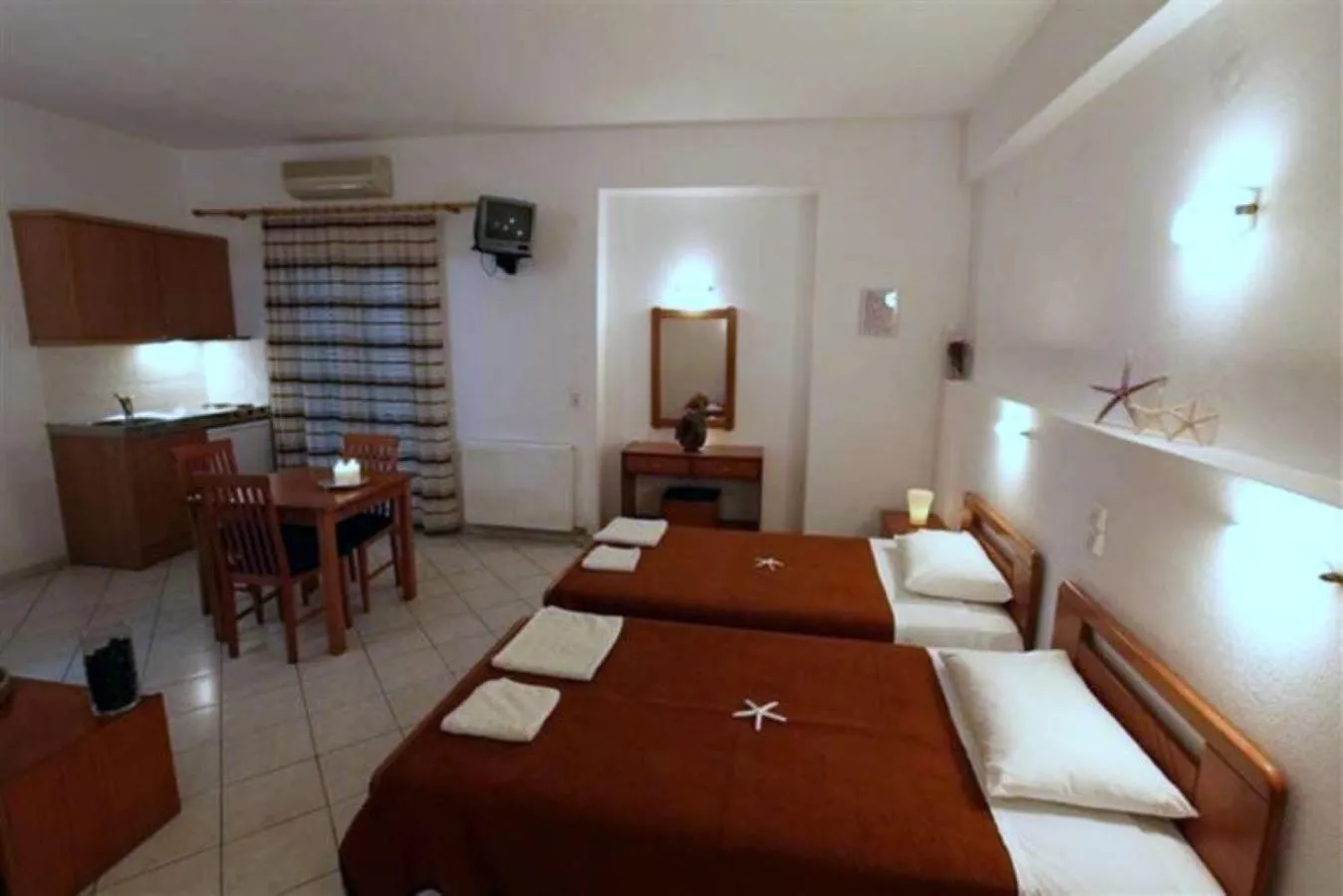 Photo of the whole room, Bed in Peter Studios