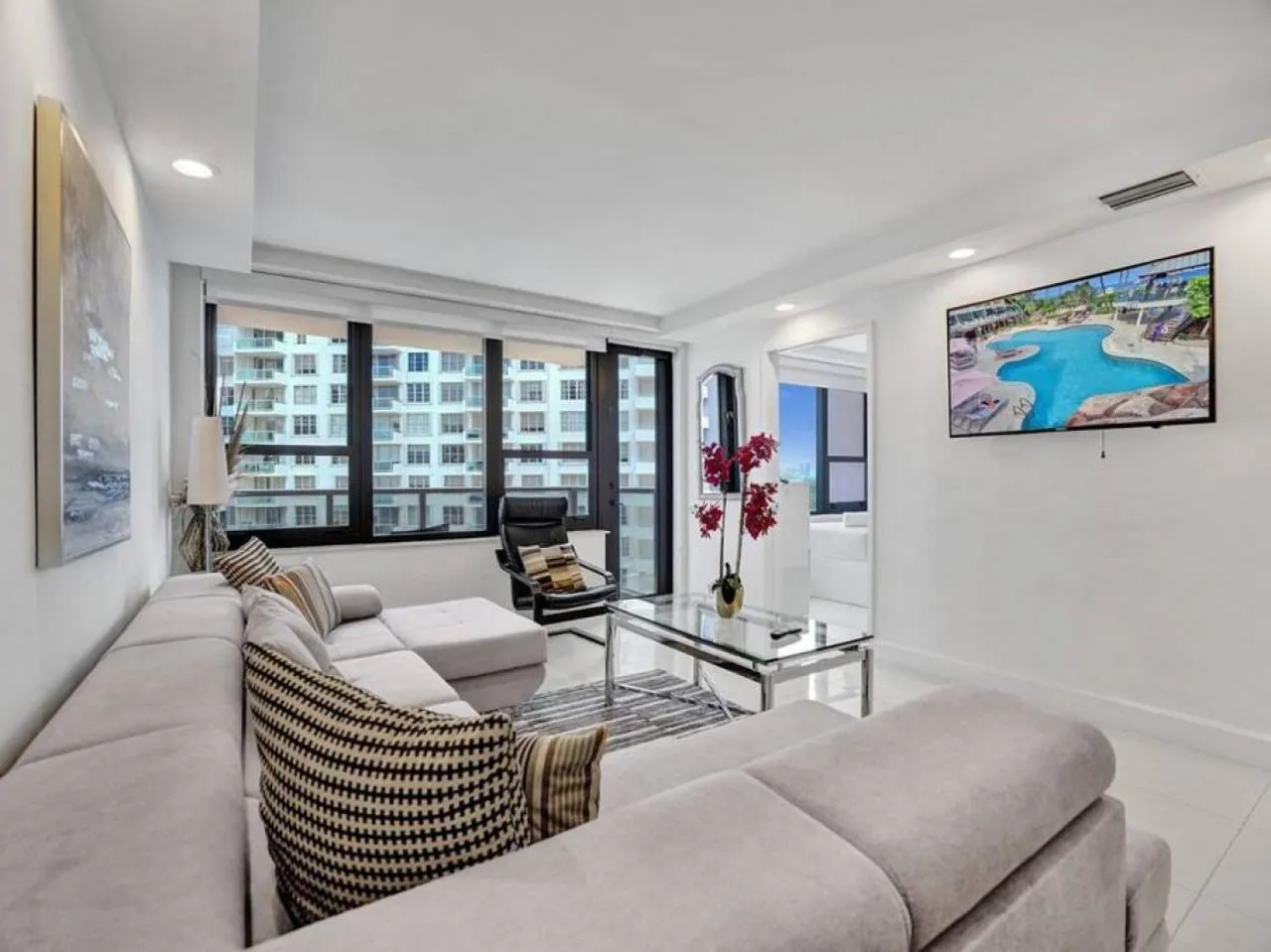Living room in Amazing Ocean View Condo Beach Service 1111
