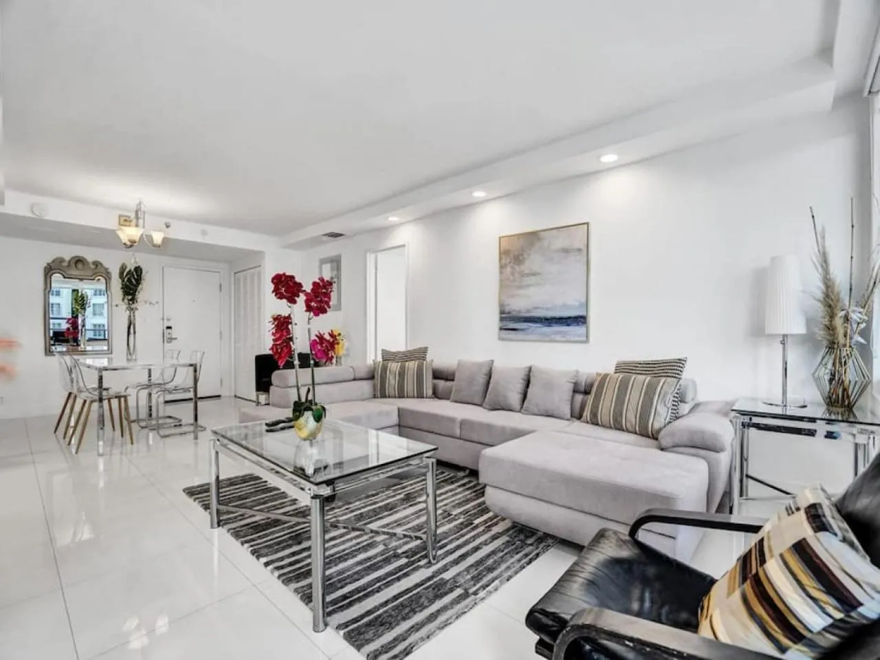 Living room in Amazing Ocean View Condo Beach Service 1111