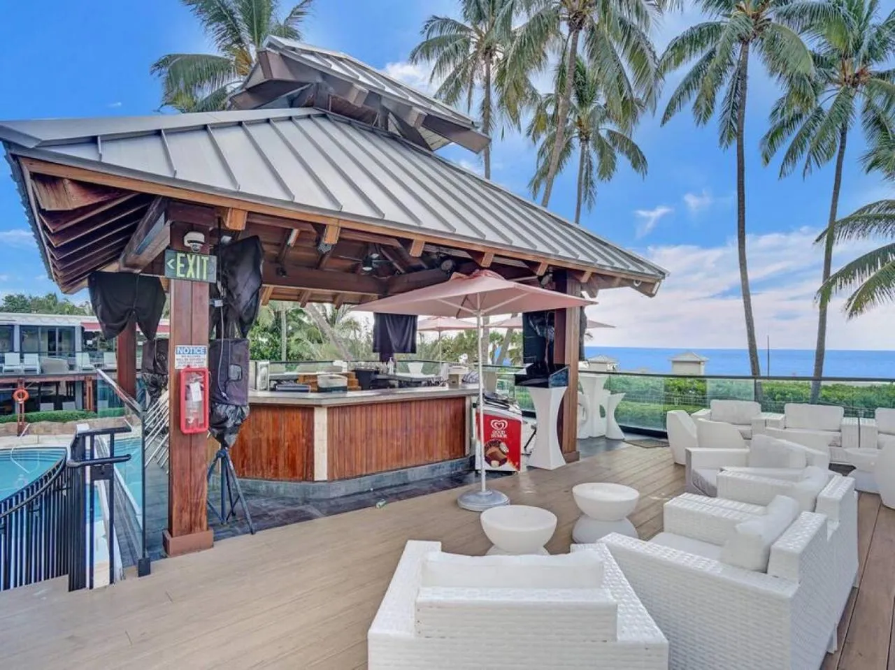 Lounge or bar in Full ocean view Huge private terrace 1002