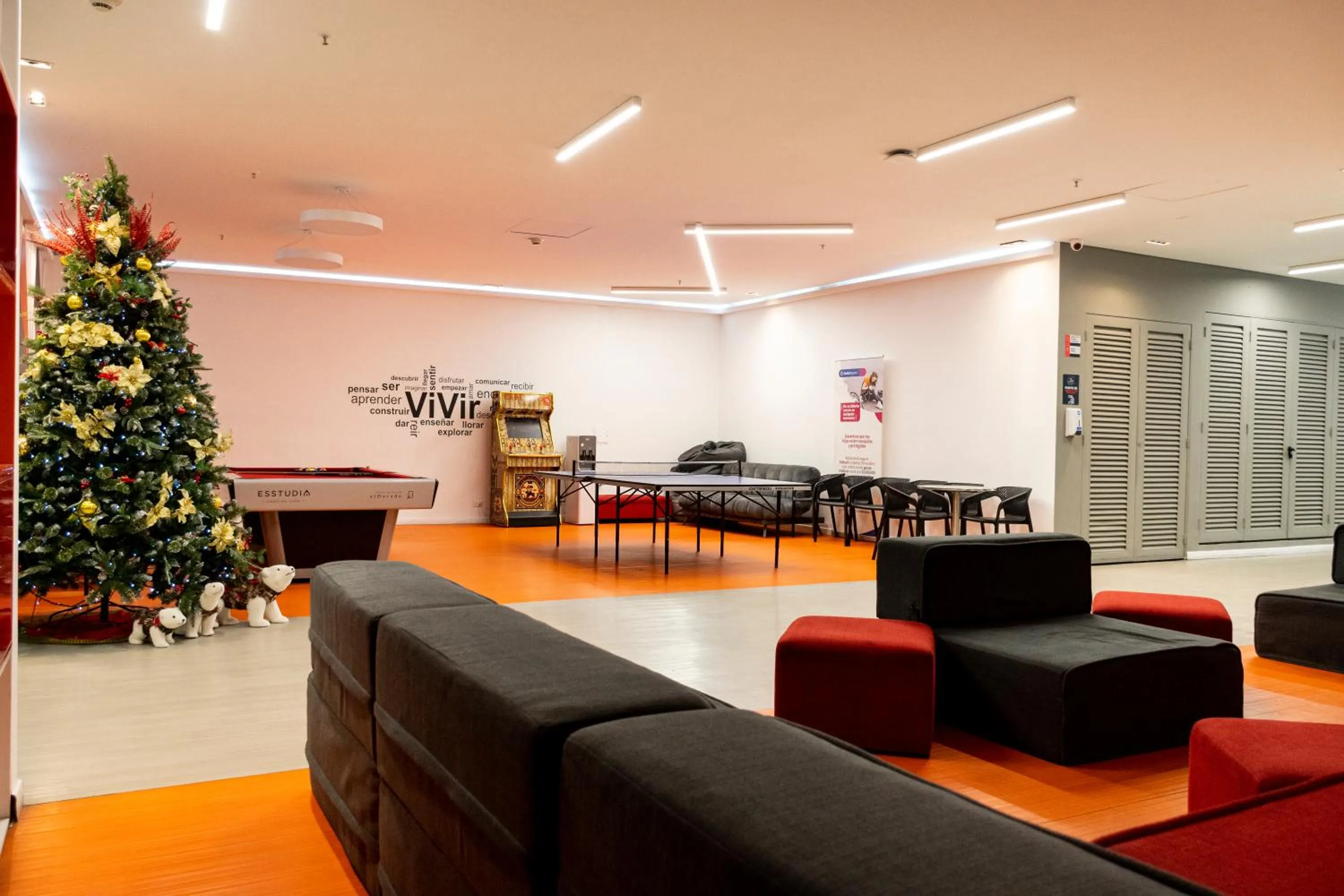 Communal lounge/ TV room in Esstudia 17-4