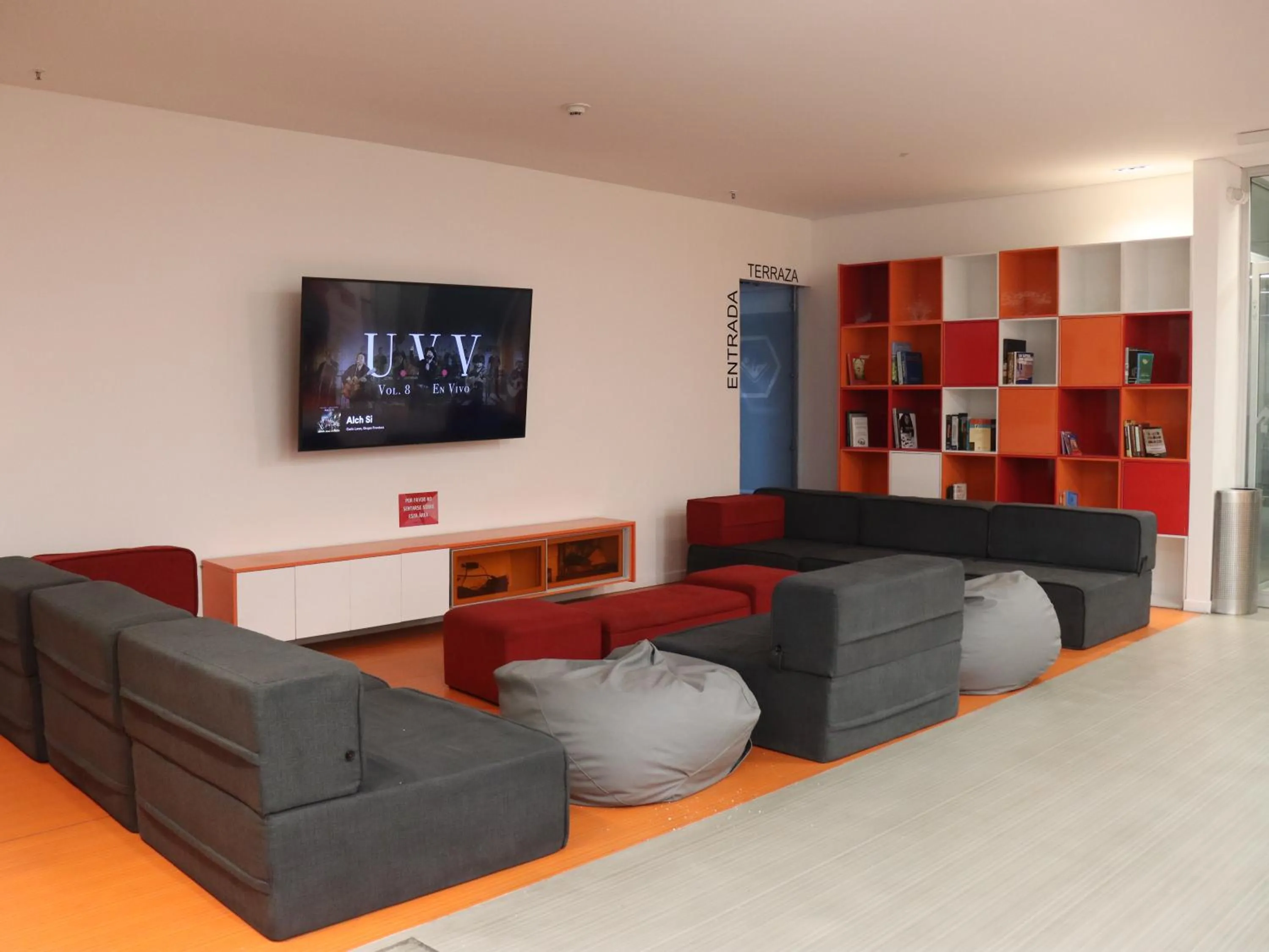 Communal lounge/ TV room in Esstudia 17-4