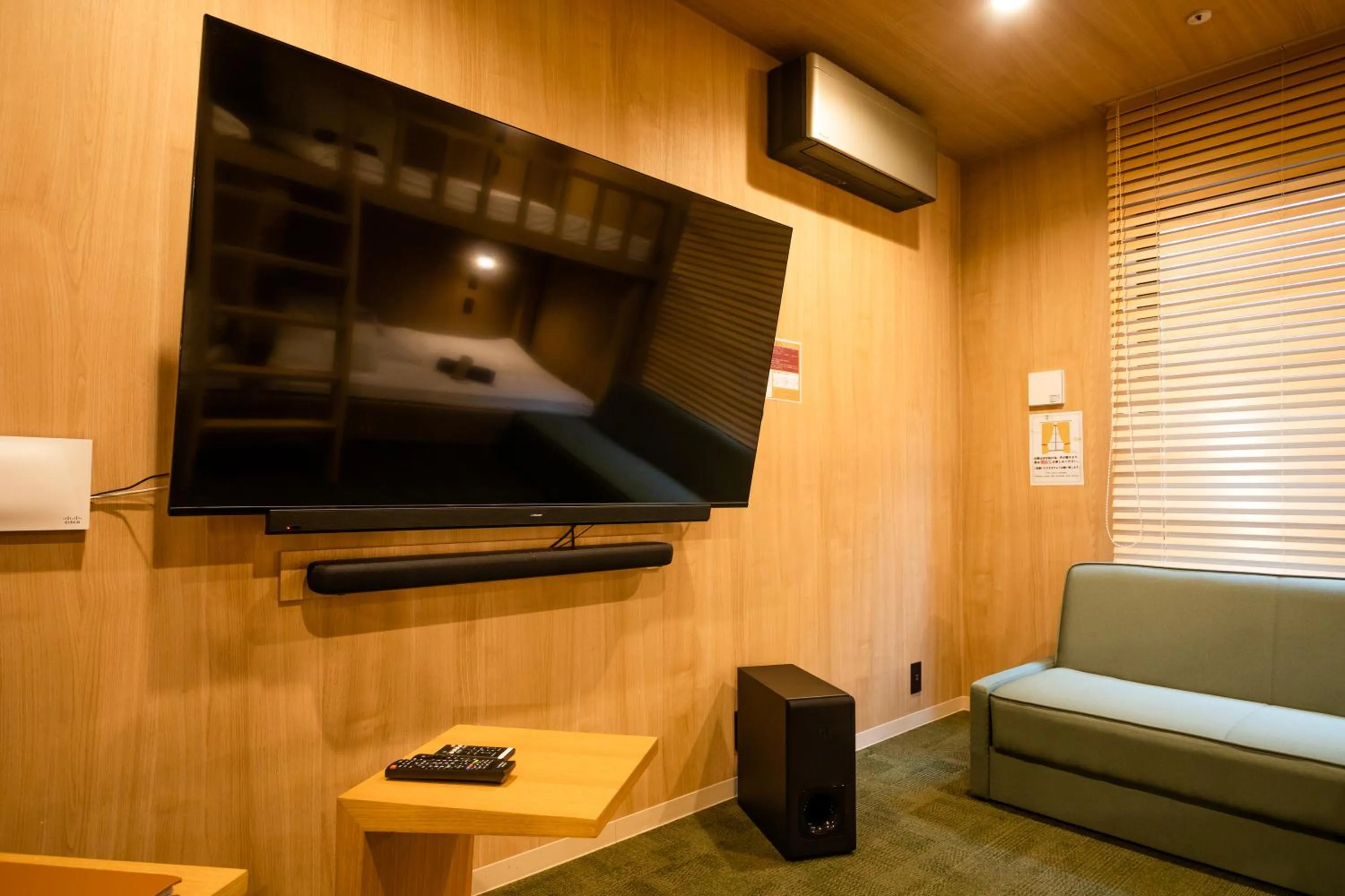 TV and multimedia in THE BONDS HOTEL TOKYO