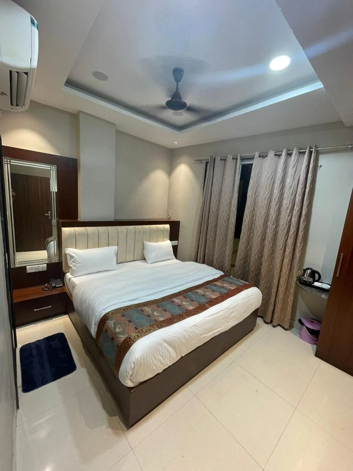 Bed in Vishwanath Inn