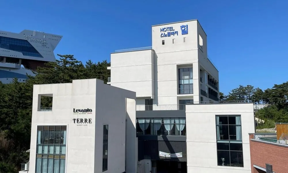 Property building in Hillsnorkelbeach hotel