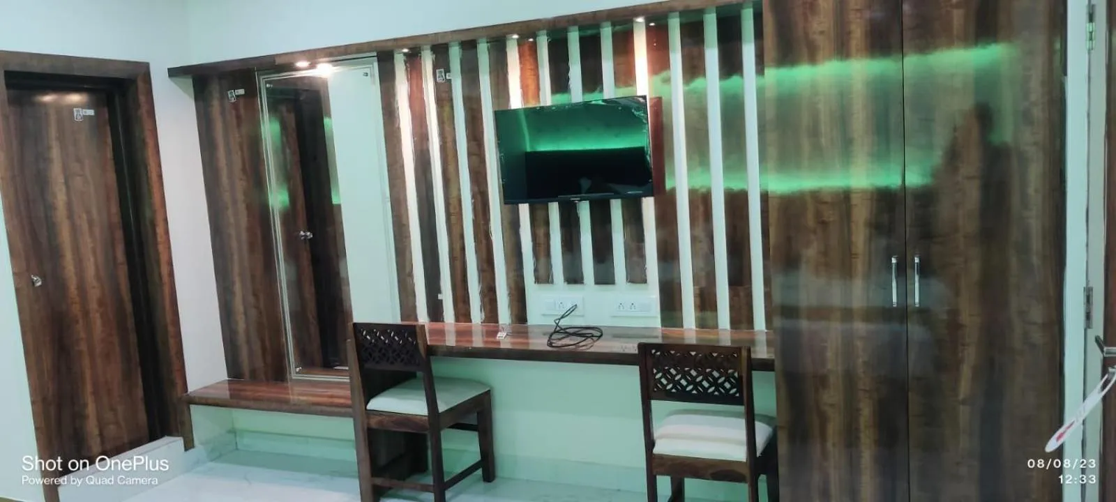 TV and multimedia in Hotel Praj Paradise