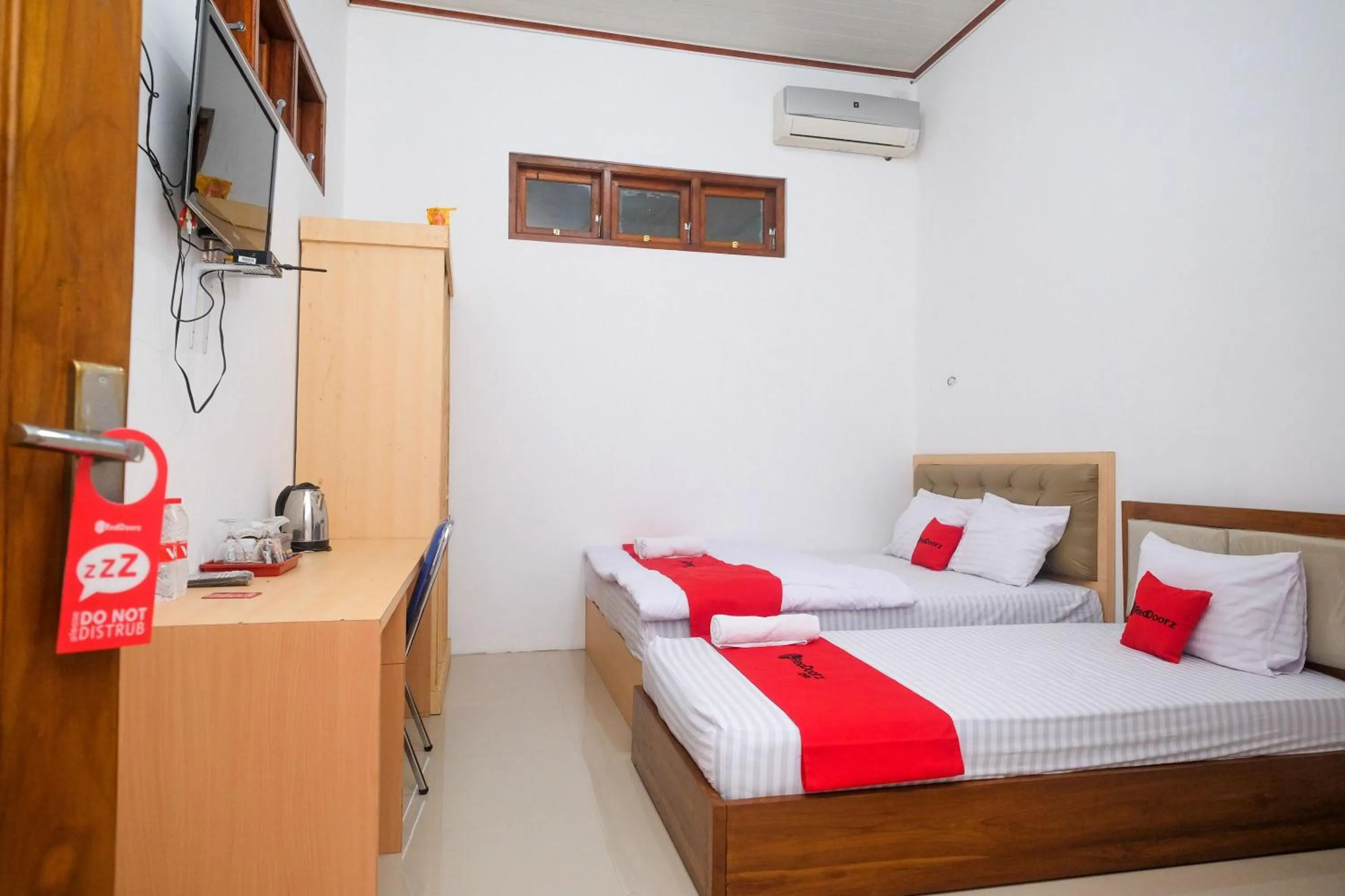 Bed in RedDoorz Syariah near Alun Alun Temanggung
