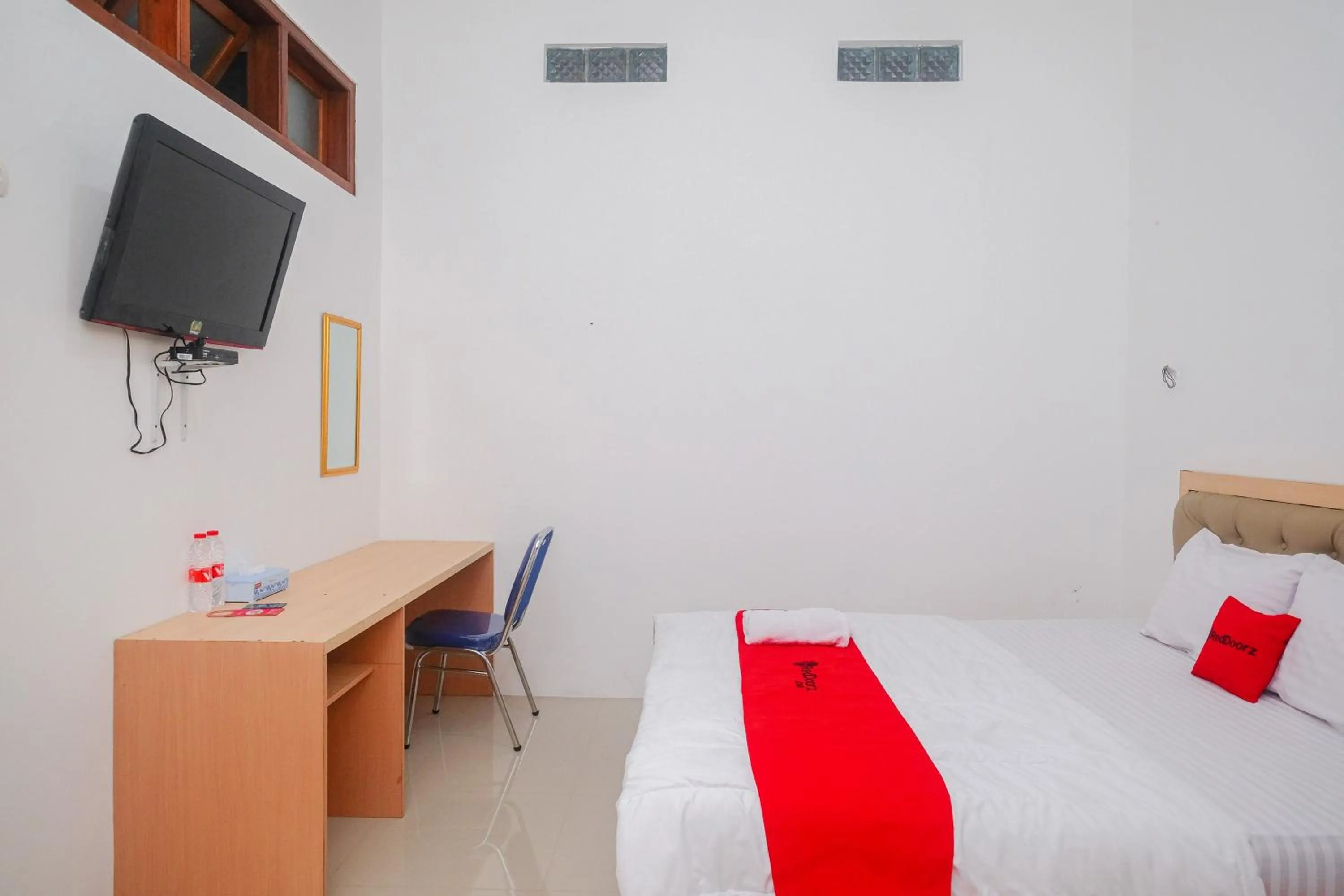Bed in RedDoorz Syariah near Alun Alun Temanggung