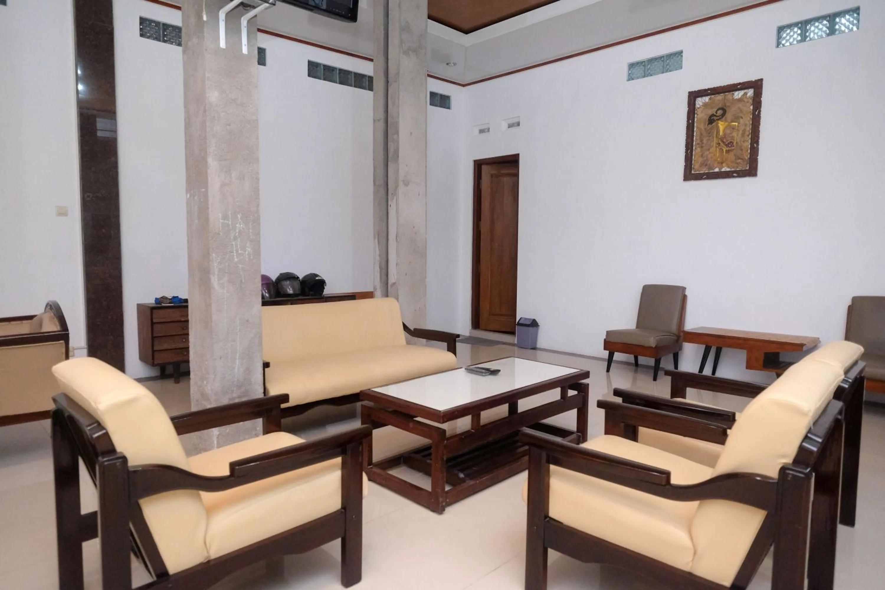 Seating area in RedDoorz Syariah near Alun Alun Temanggung