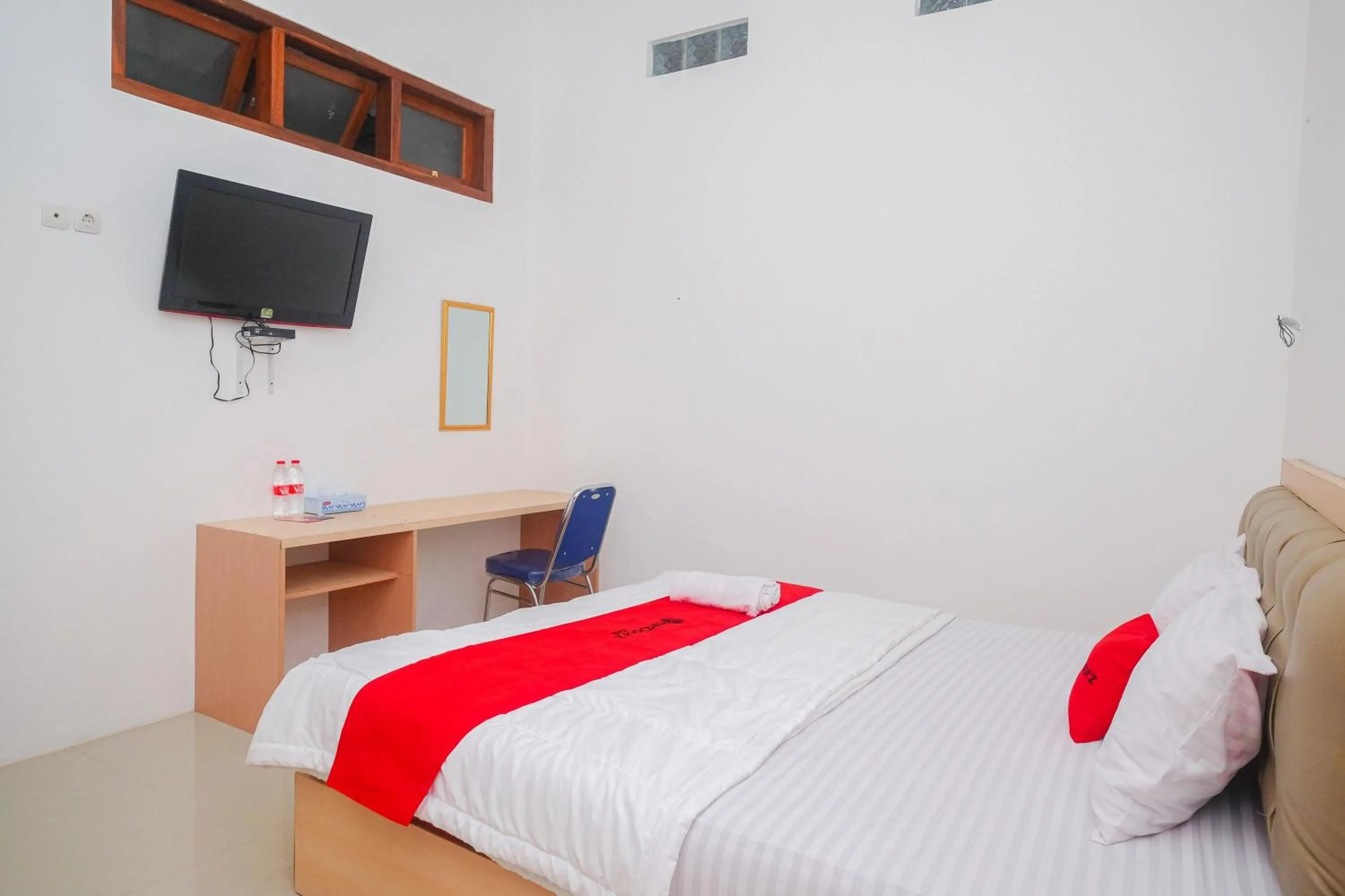 Bed in RedDoorz Syariah near Alun Alun Temanggung