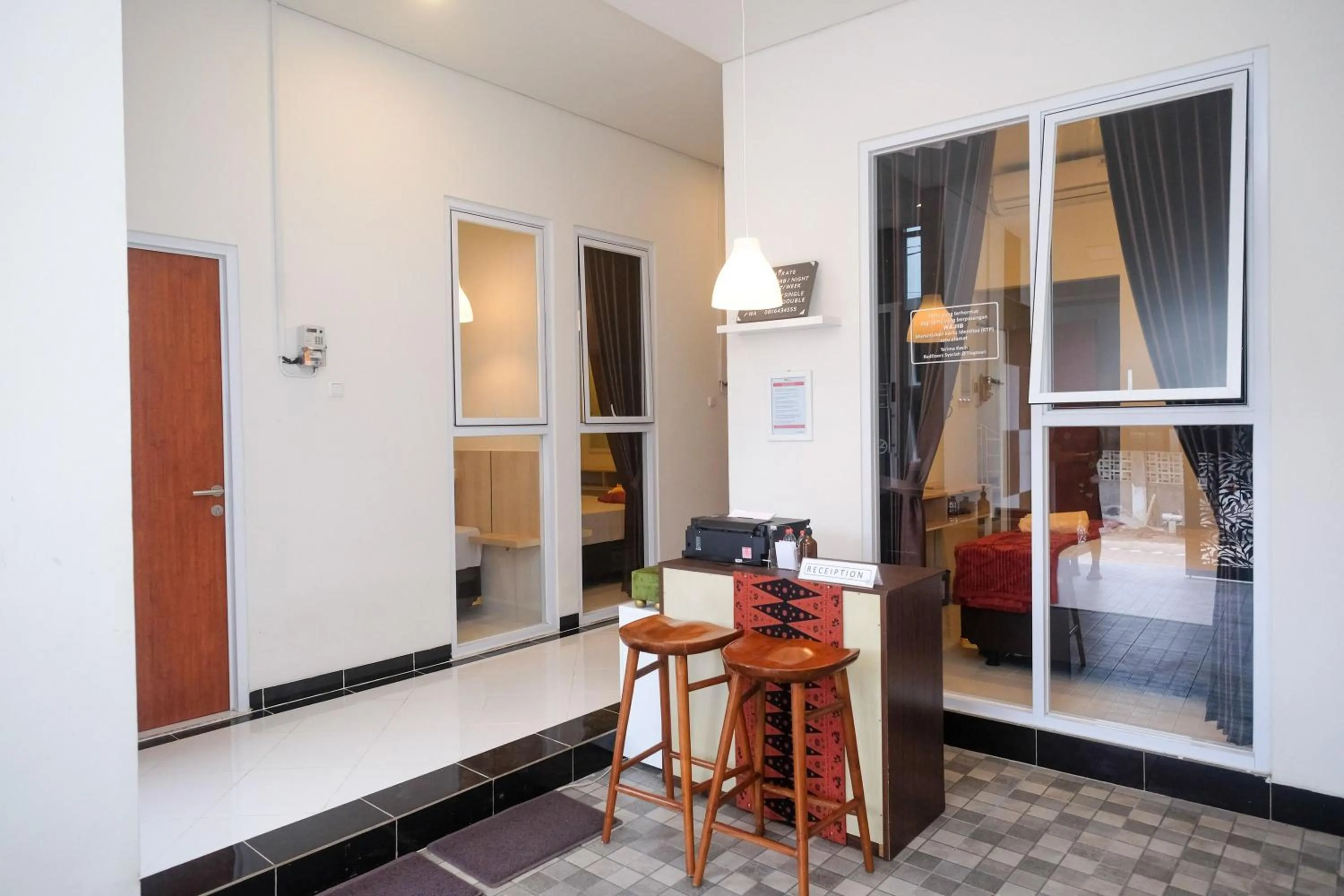 Lobby or reception in RedDoorz Syariah near Alun Alun Temanggung