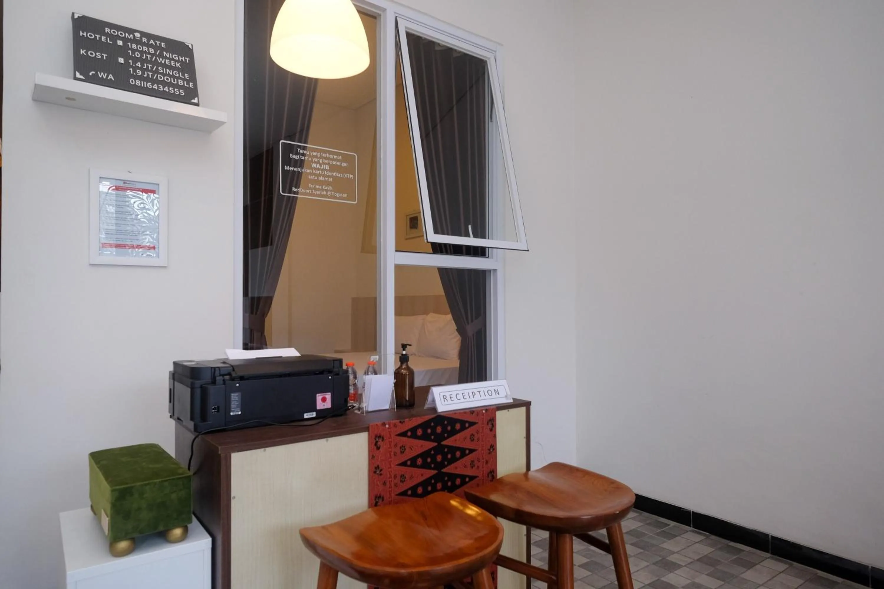 Lobby or reception in RedDoorz Syariah near Alun Alun Temanggung