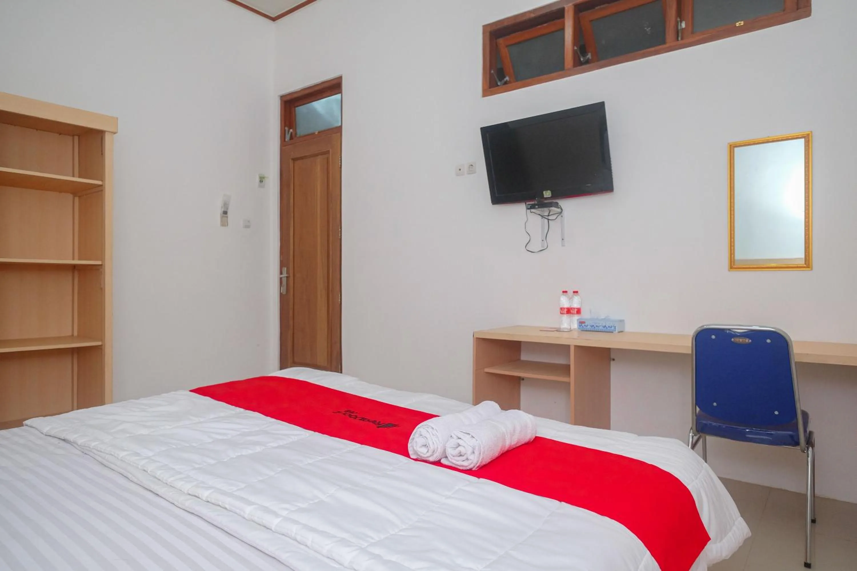 Bed in RedDoorz Syariah near Alun Alun Temanggung