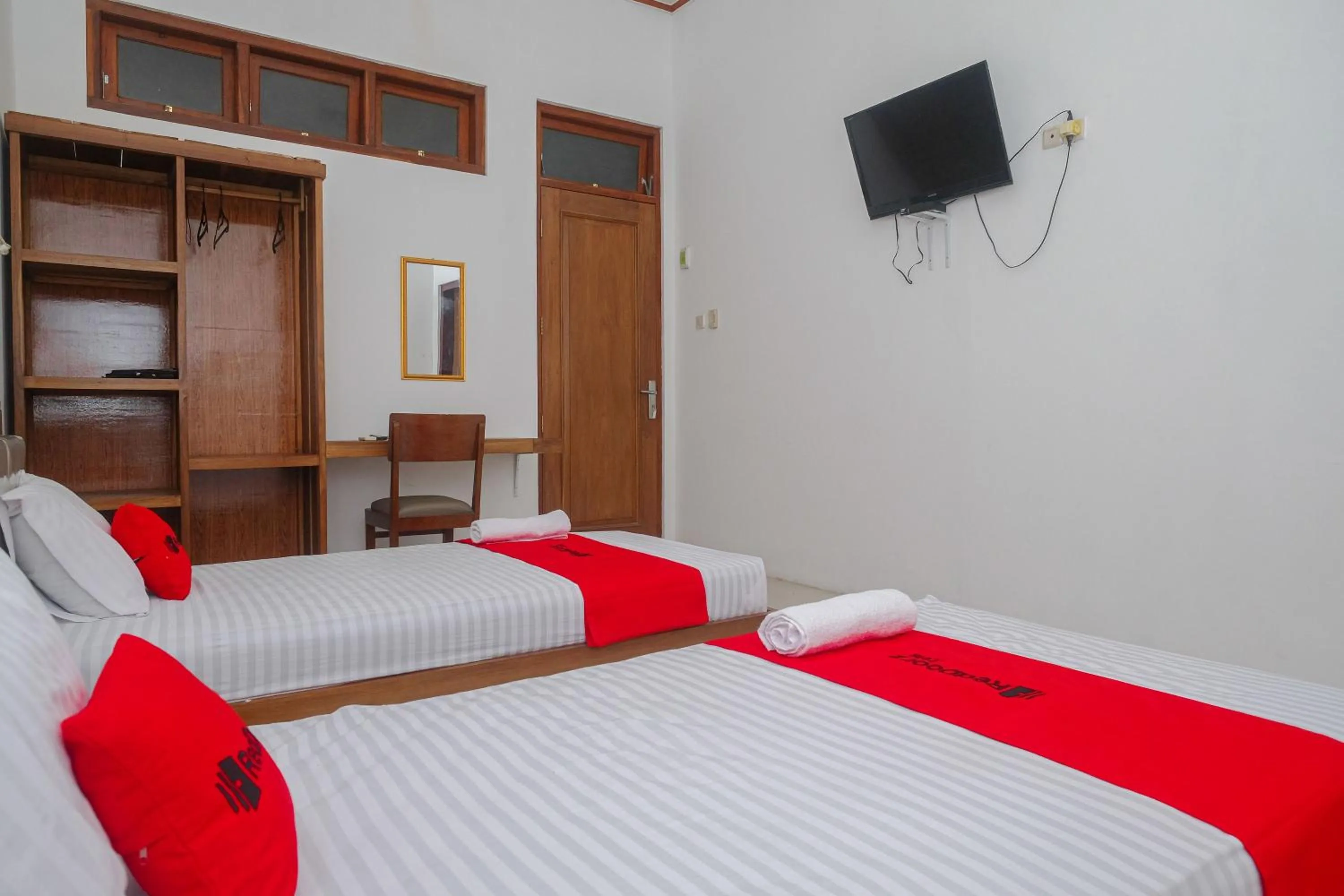 Bed in RedDoorz Syariah near Alun Alun Temanggung