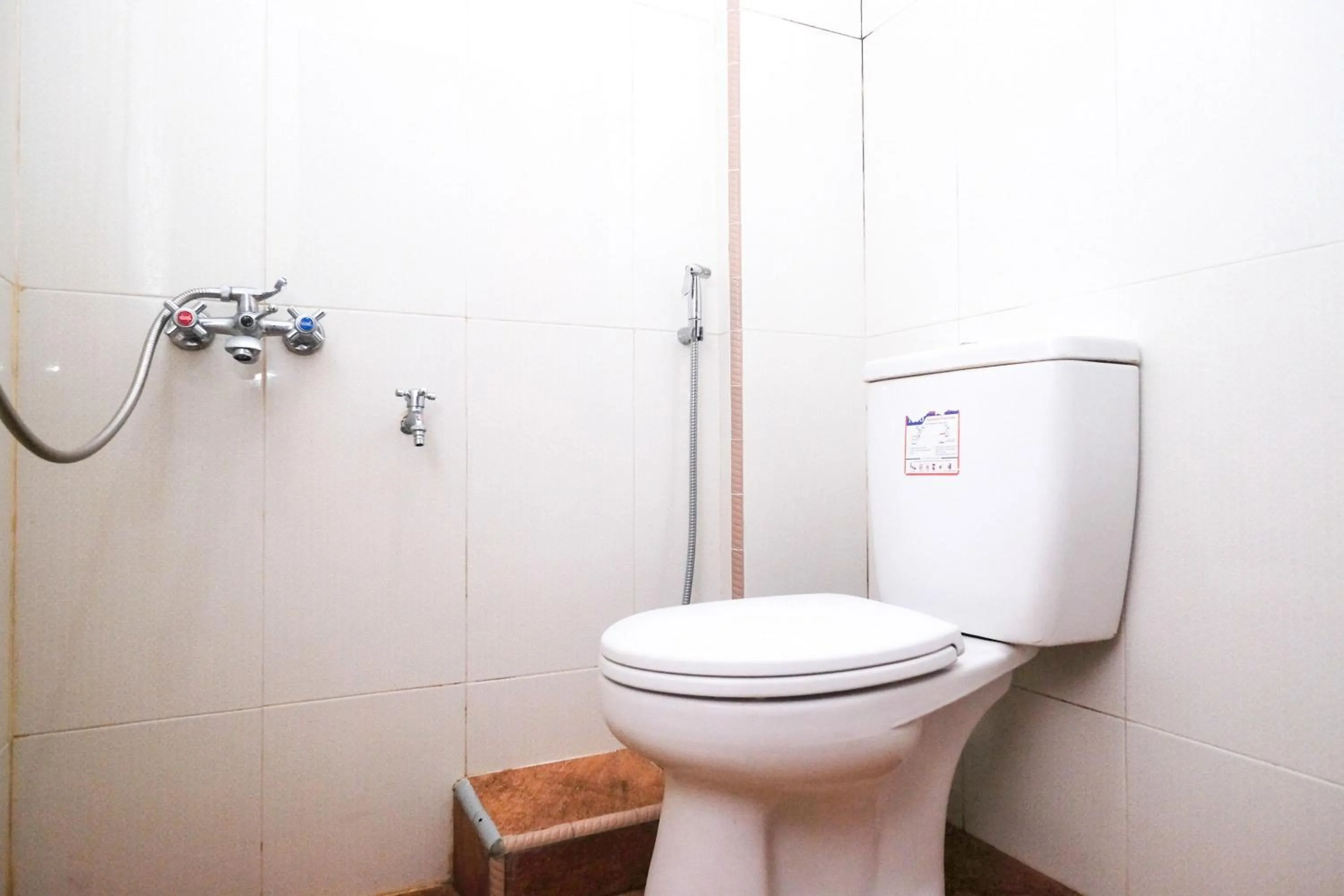 Bathroom in RedDoorz Syariah near Alun Alun Temanggung