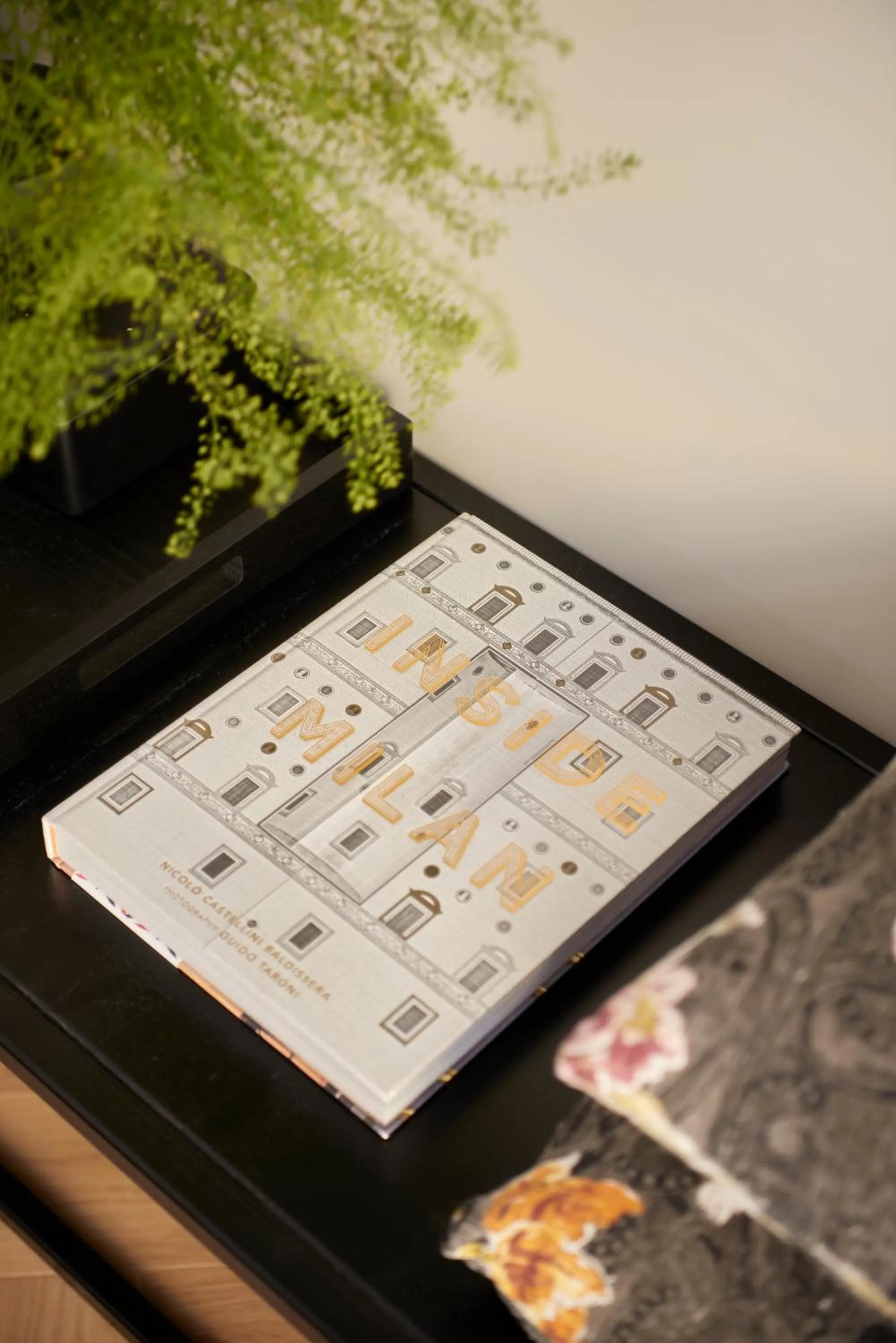 Decorative detail in Crossing Manzoni