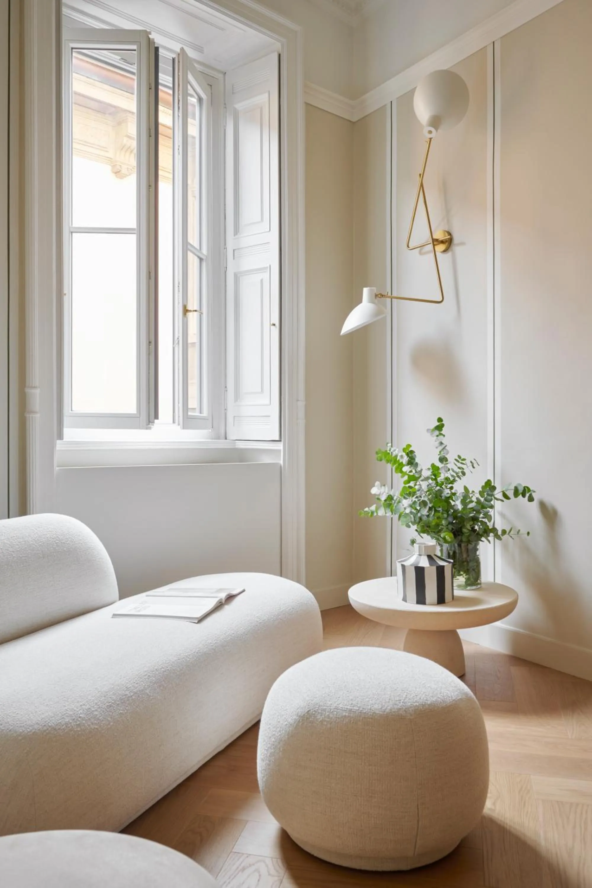 Decorative detail in Crossing Manzoni