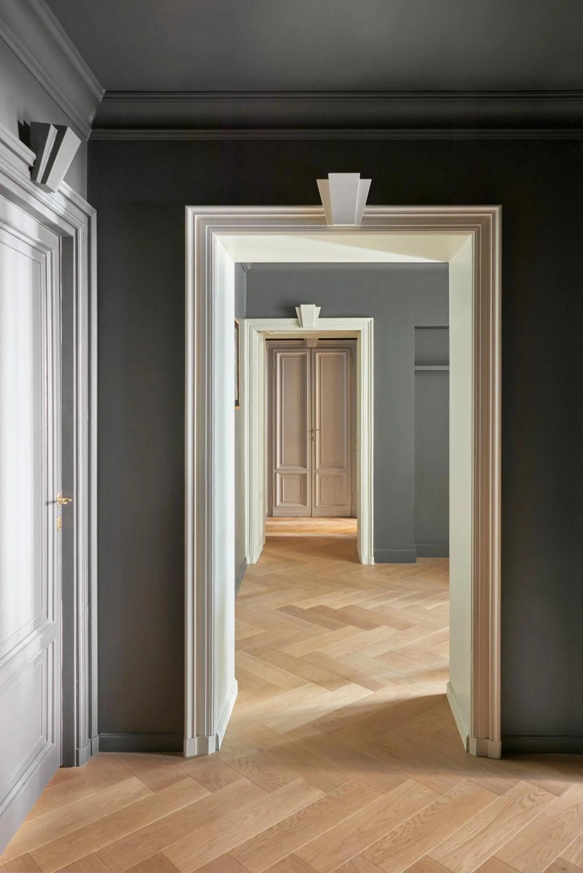 Decorative detail in Crossing Manzoni