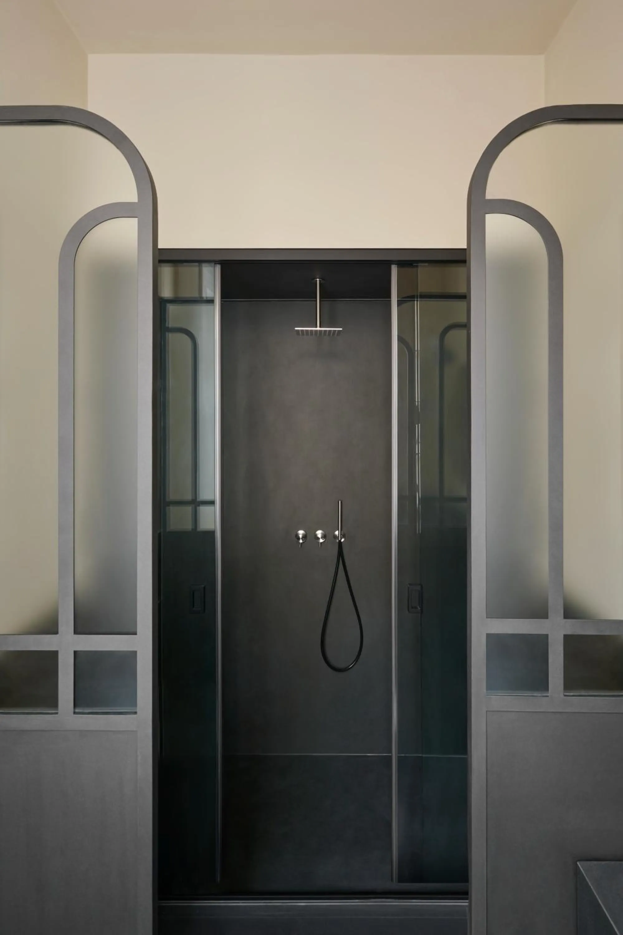 Shower in Crossing Manzoni