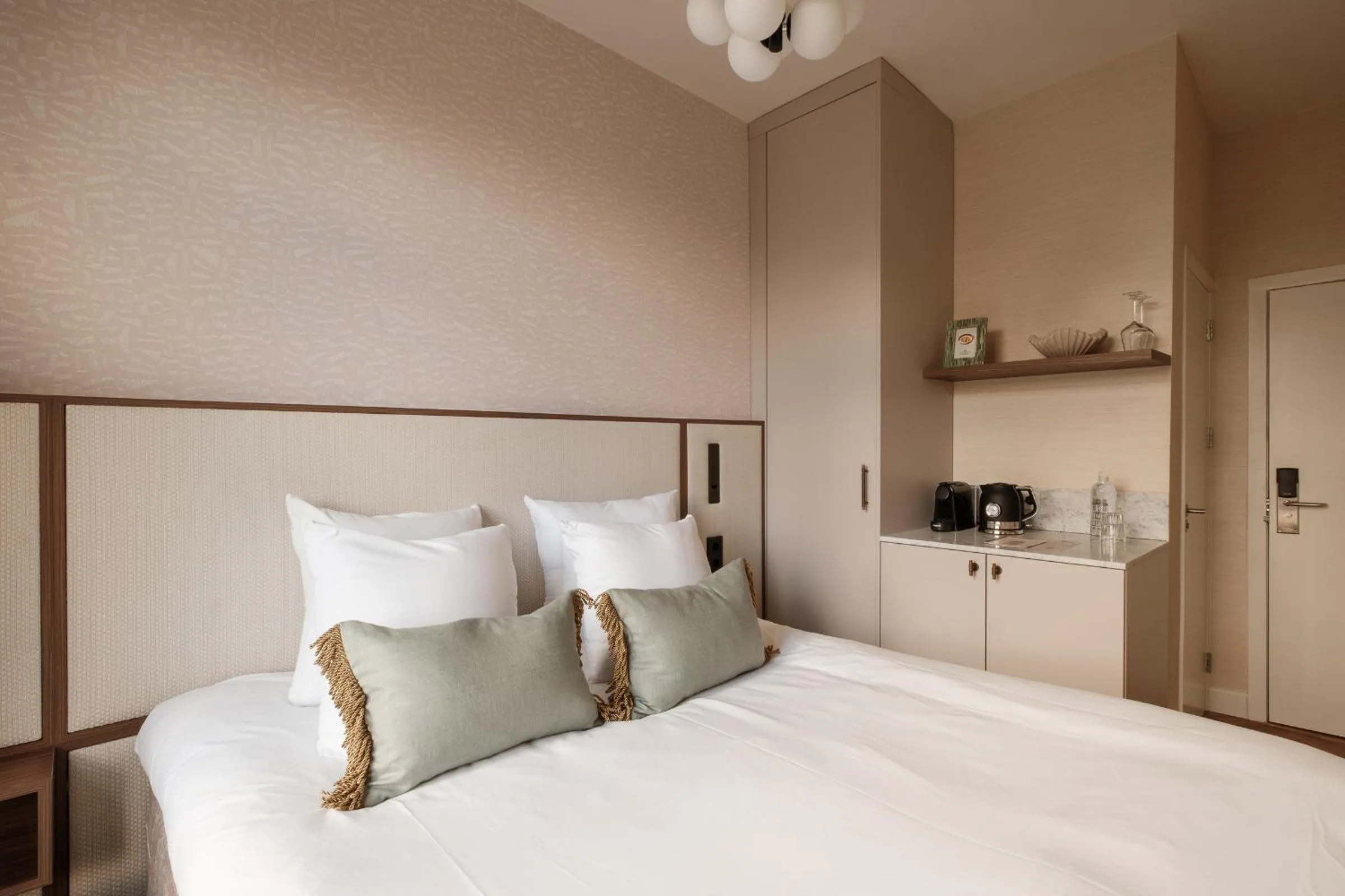 Bed in Parklane Hotel