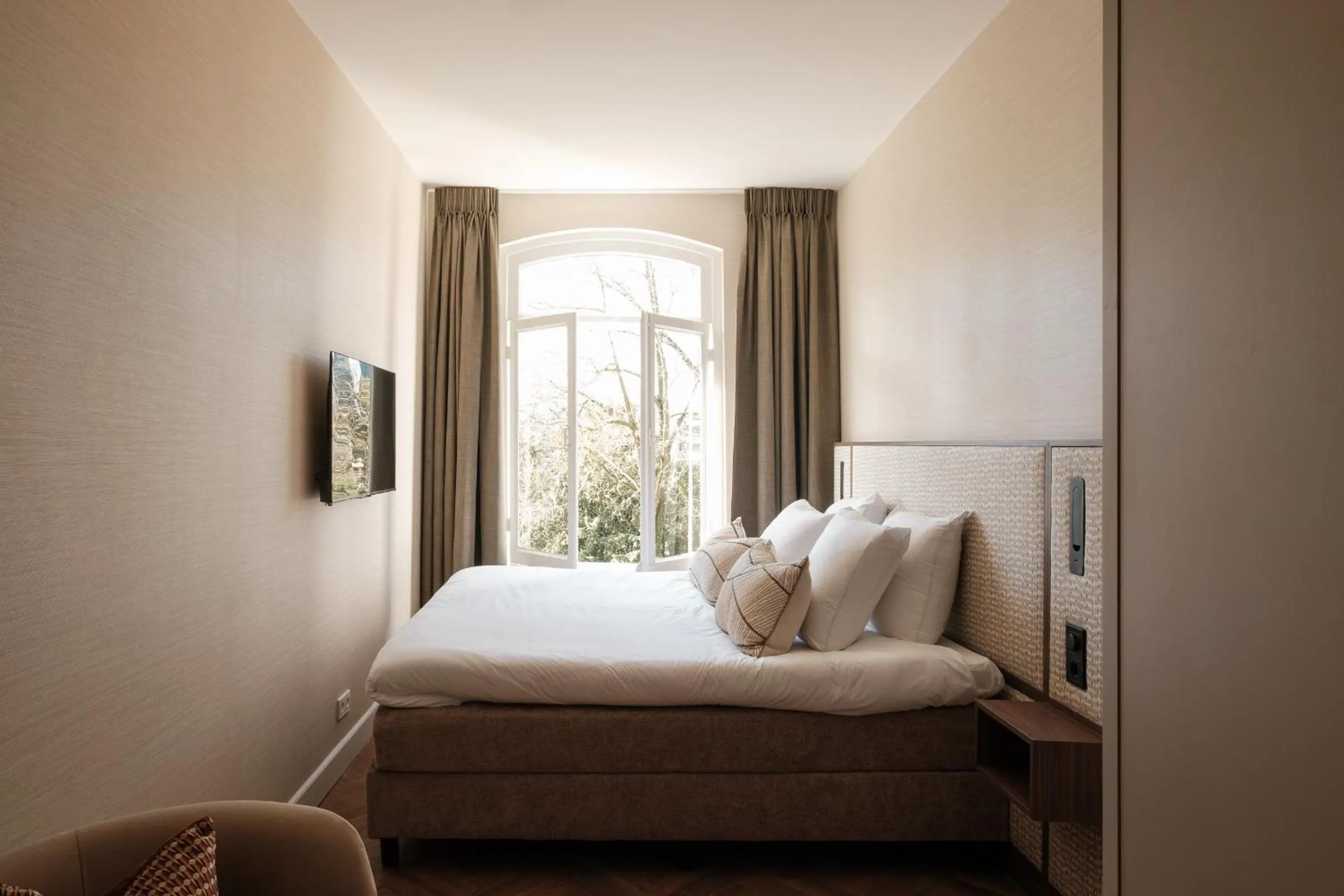 Bed in Parklane Hotel