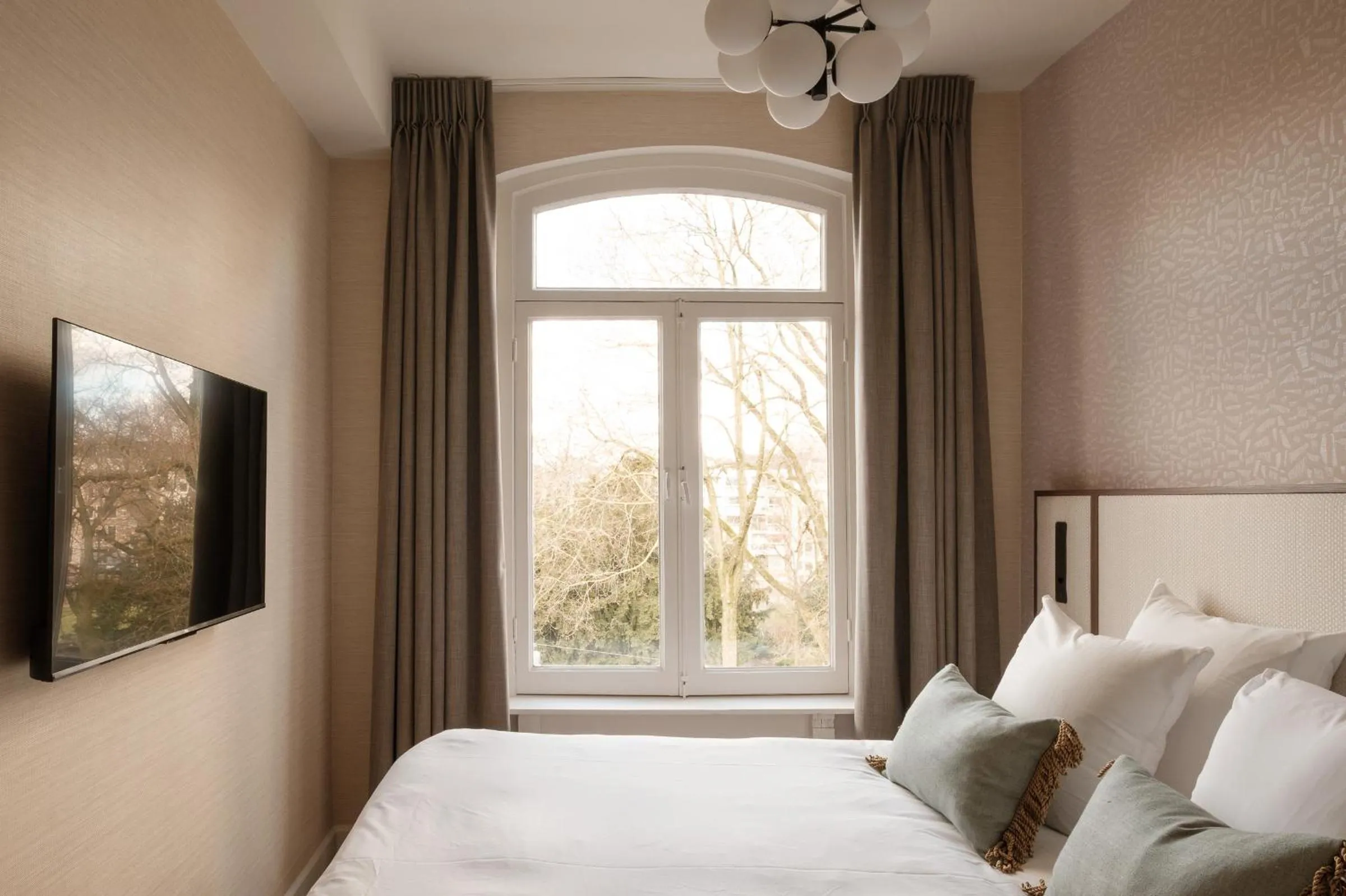 Bed in Parklane Hotel