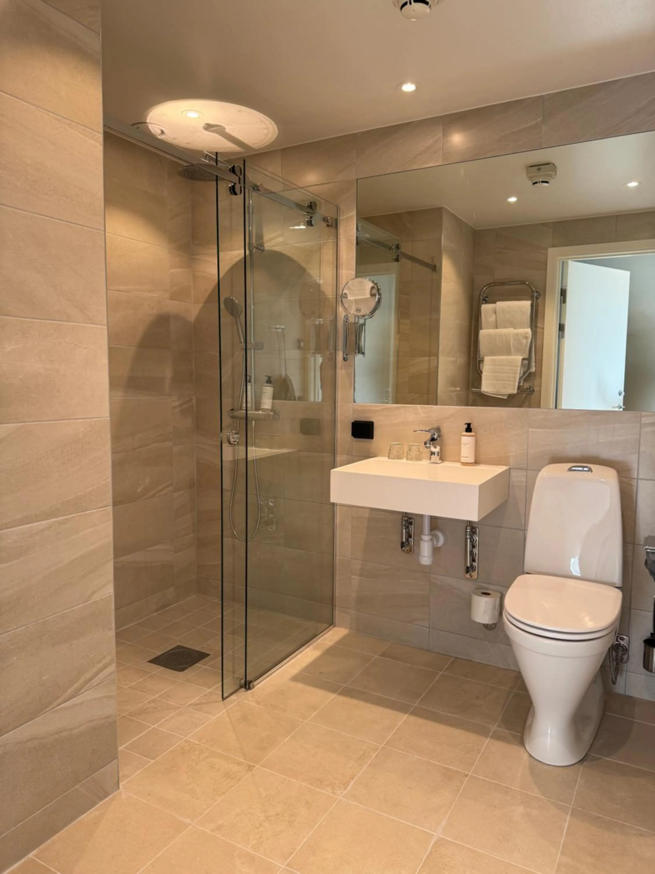 Skåvsjöholm, hotell & konferens