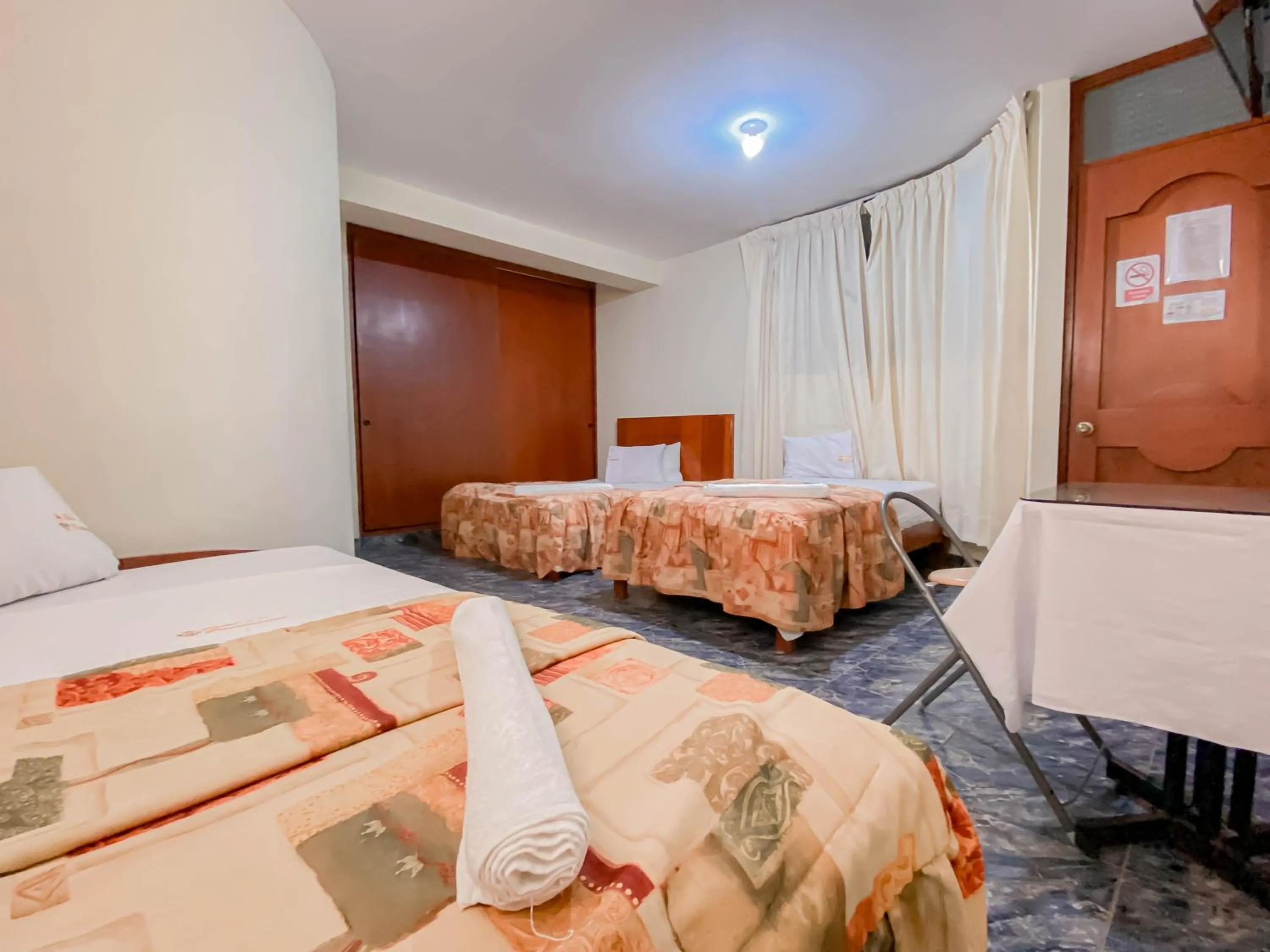 Photo of the whole room, Bed in Hotel Presidencial