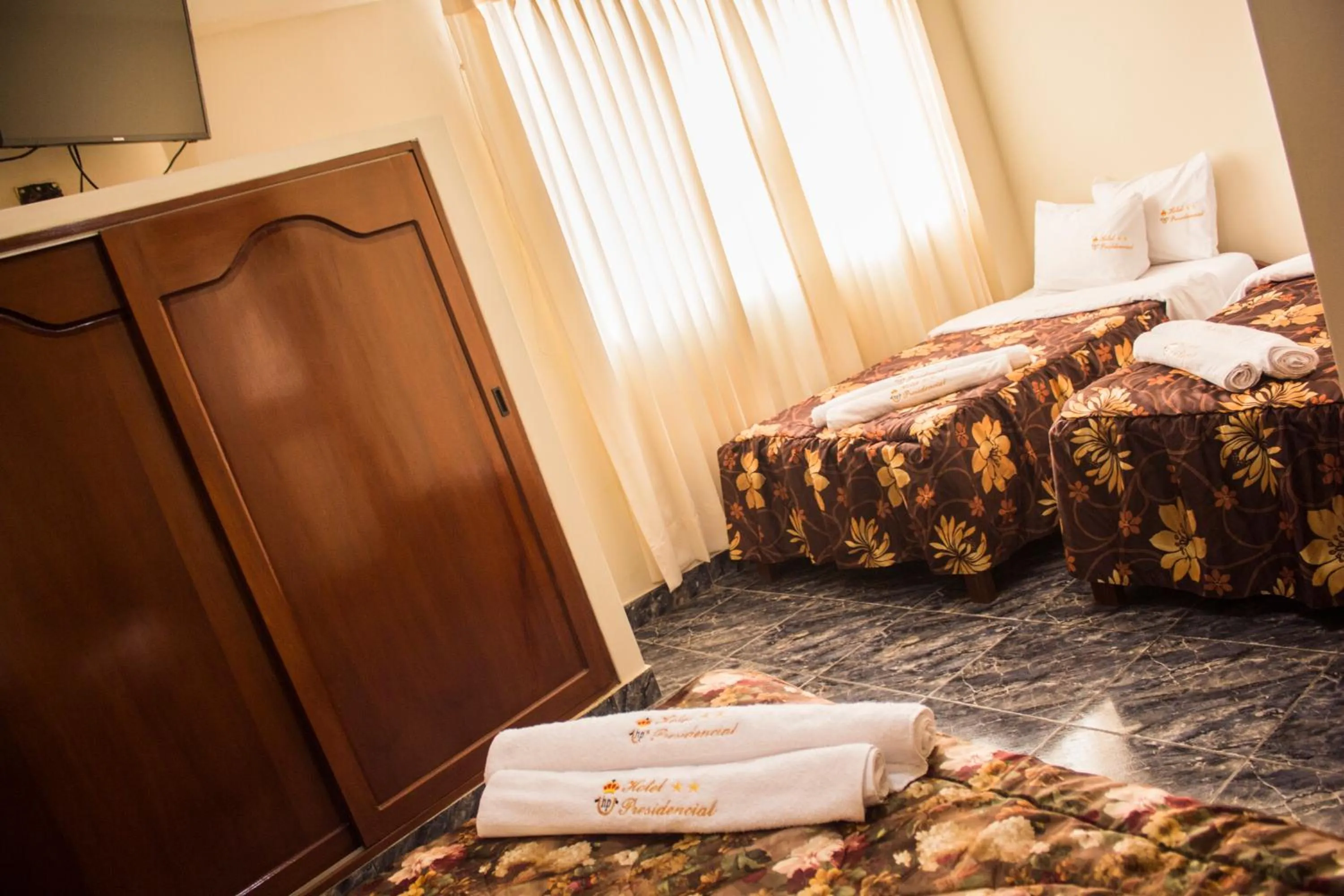 Photo of the whole room, Bed in Hotel Presidencial