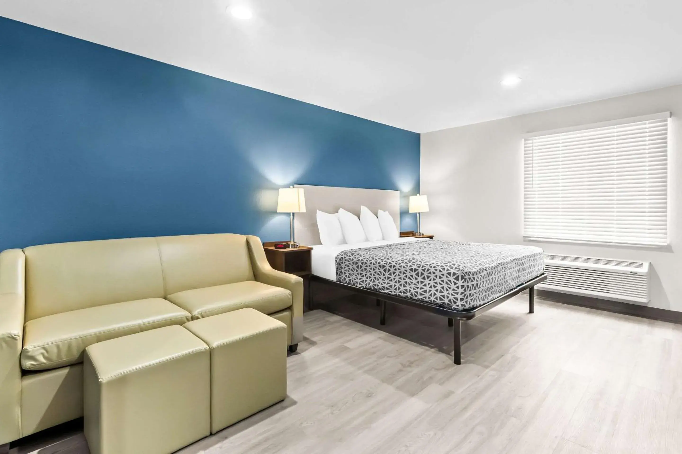King Suite with Sofa - Non Smoking in WoodSpring Suites South Houston Hobby King Suite with Sofa - Non Smoking in WoodSpring Suites South Houston Hobby