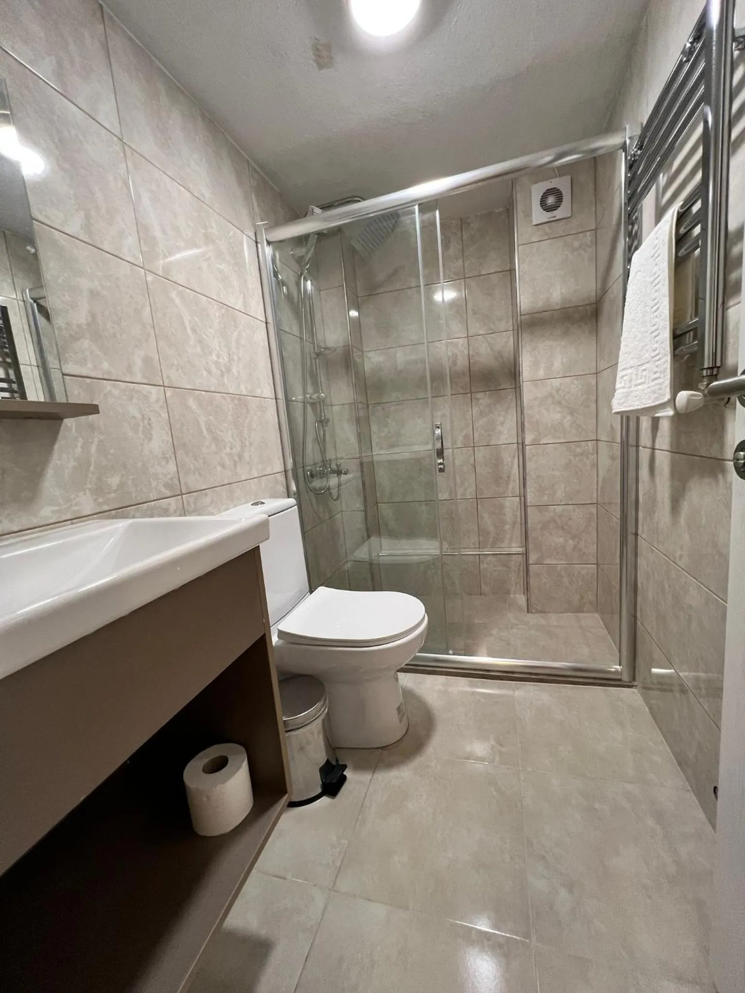 Shower in Taksim Nacre 360 Suit
