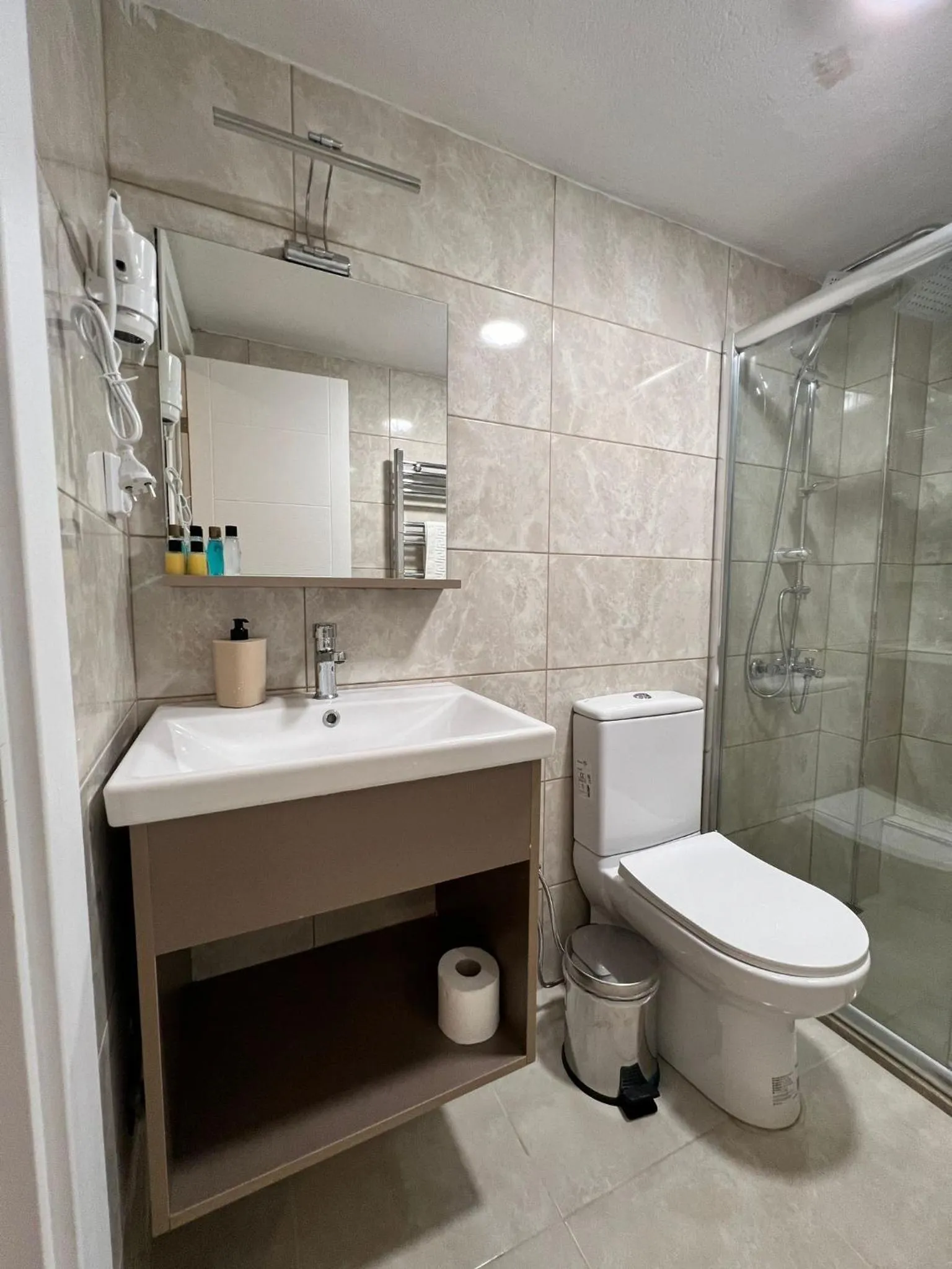 Shower in Taksim Nacre 360 Suit