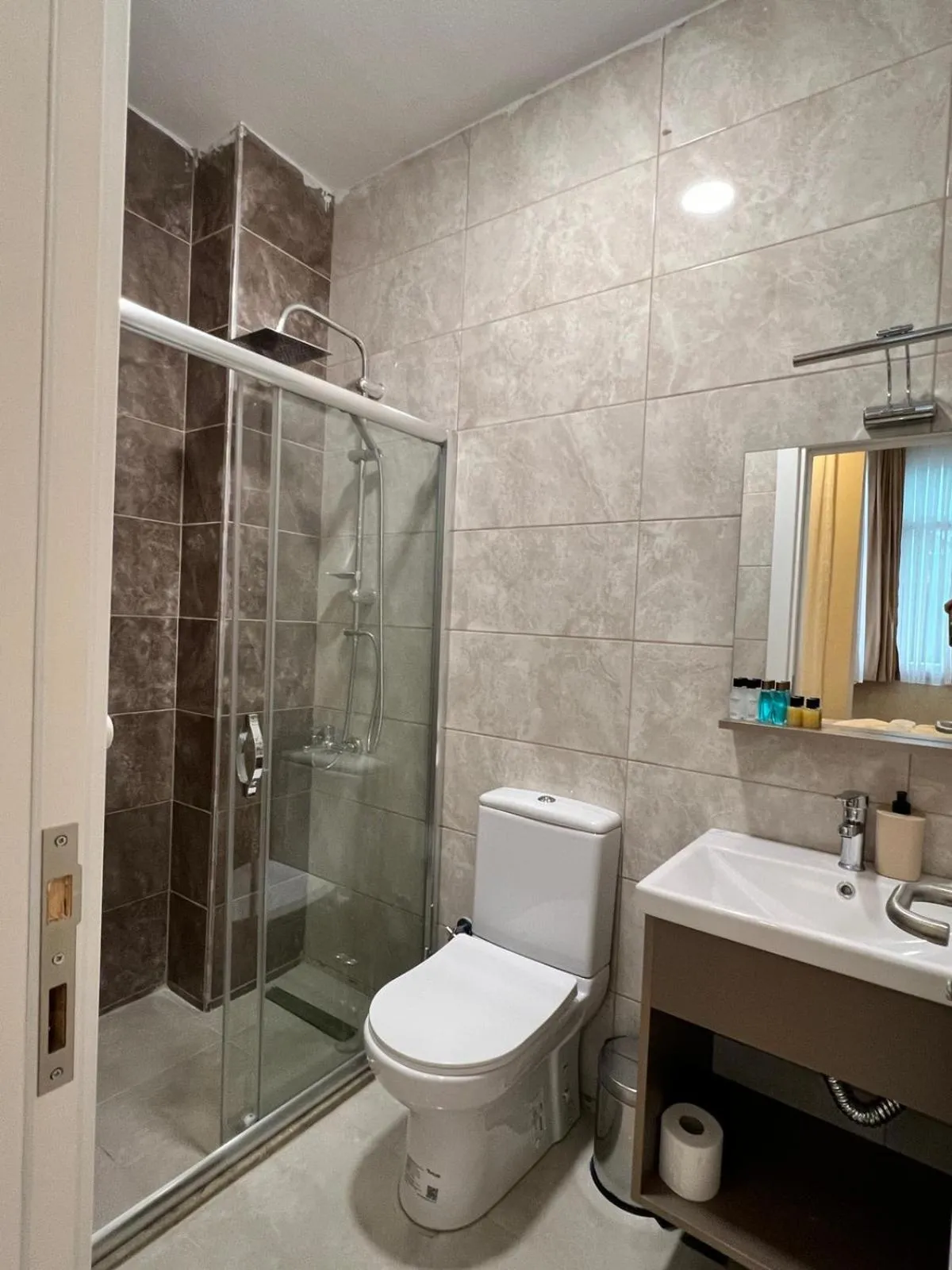 Shower in Taksim Nacre 360 Suit