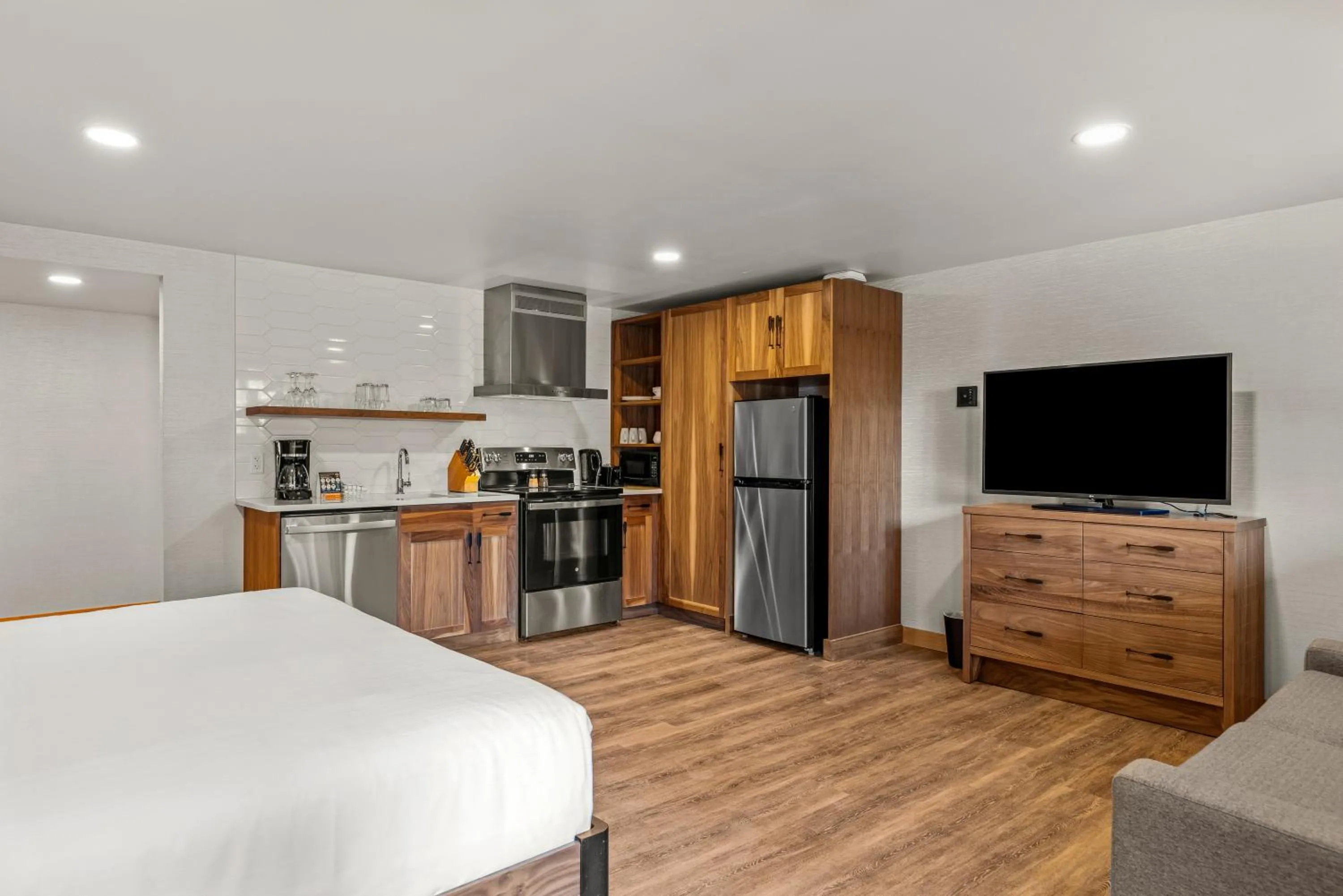 Photo of the whole room in Hotel Canoe and Suites